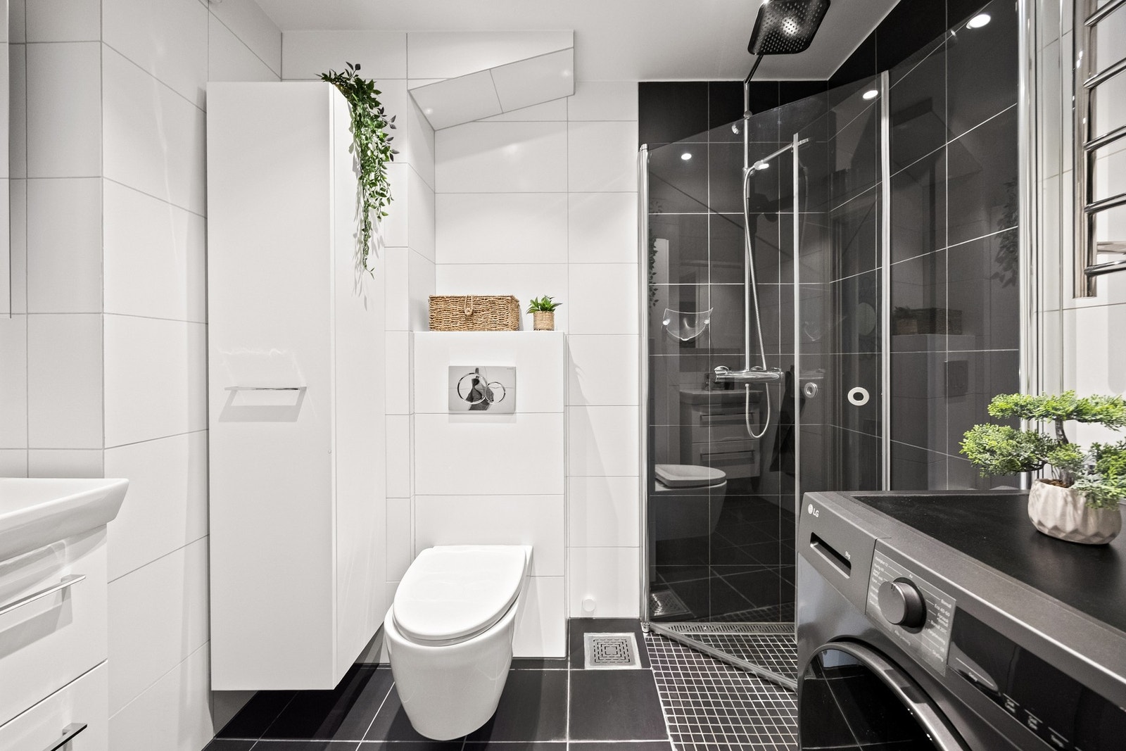 Badet har adkomst i entré/gang med varmekabler i gulv og downlights i tak Galleribilde