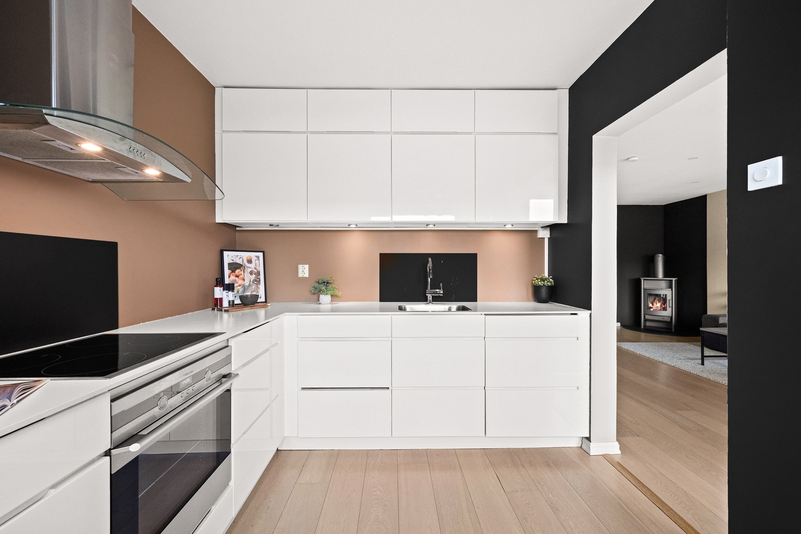 Det er integrert induksjonsplatetopp, stekeovn og oppvaskmaskin og over benk og stekesone er det montert glassplate. Lys under overskap gir god belysning til arbeidsområdene. Galleribilde