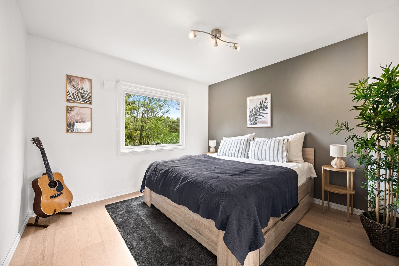 Hovedsoverommet har god plass til dobbeltseng og nattbord. Galleribilde