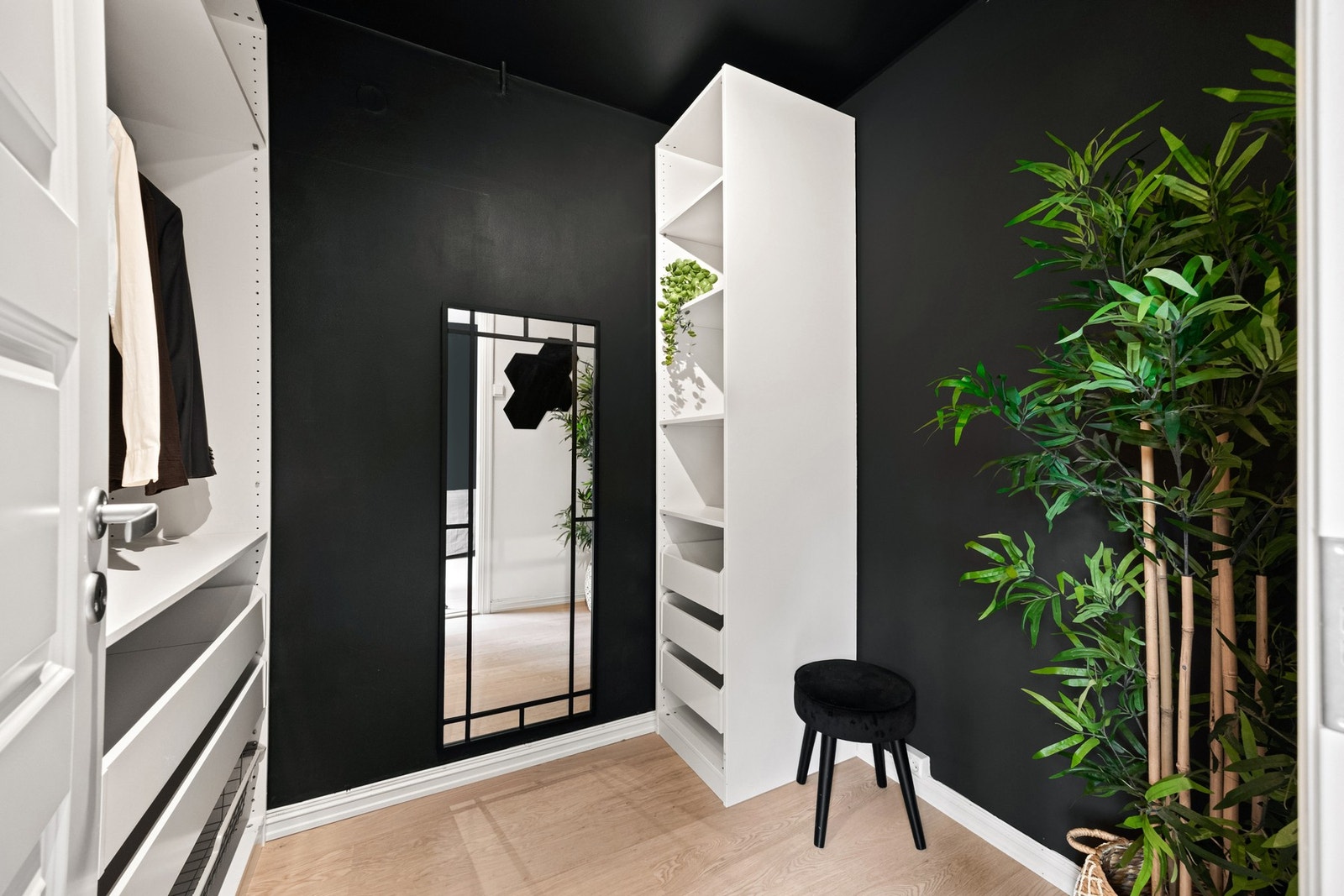 Dette soverommet har også et attraktivt og praktisk omkledningsrom Galleribilde