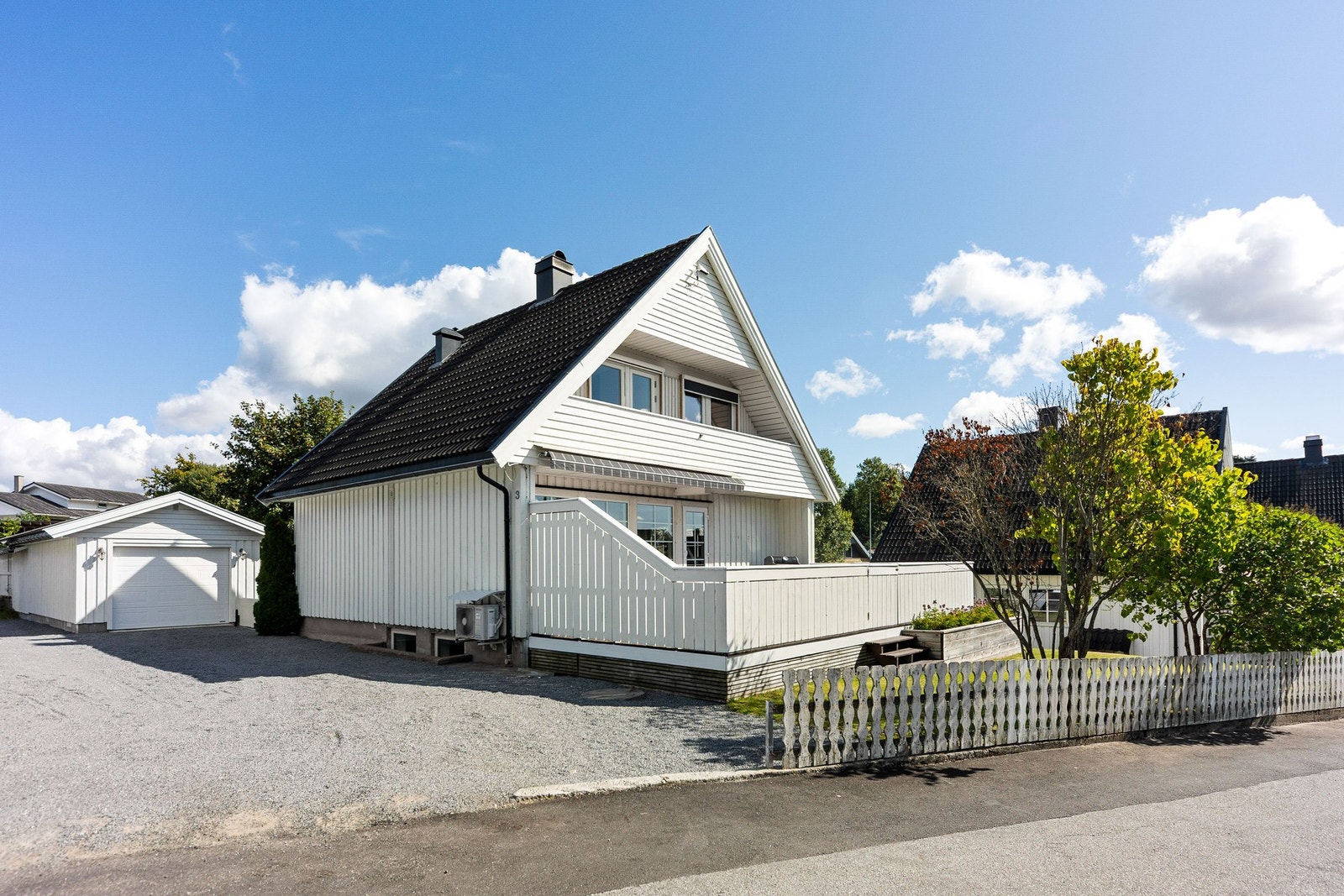 Det er parkering i garasje og på gårdsplass. Blindvei. Galleribilde