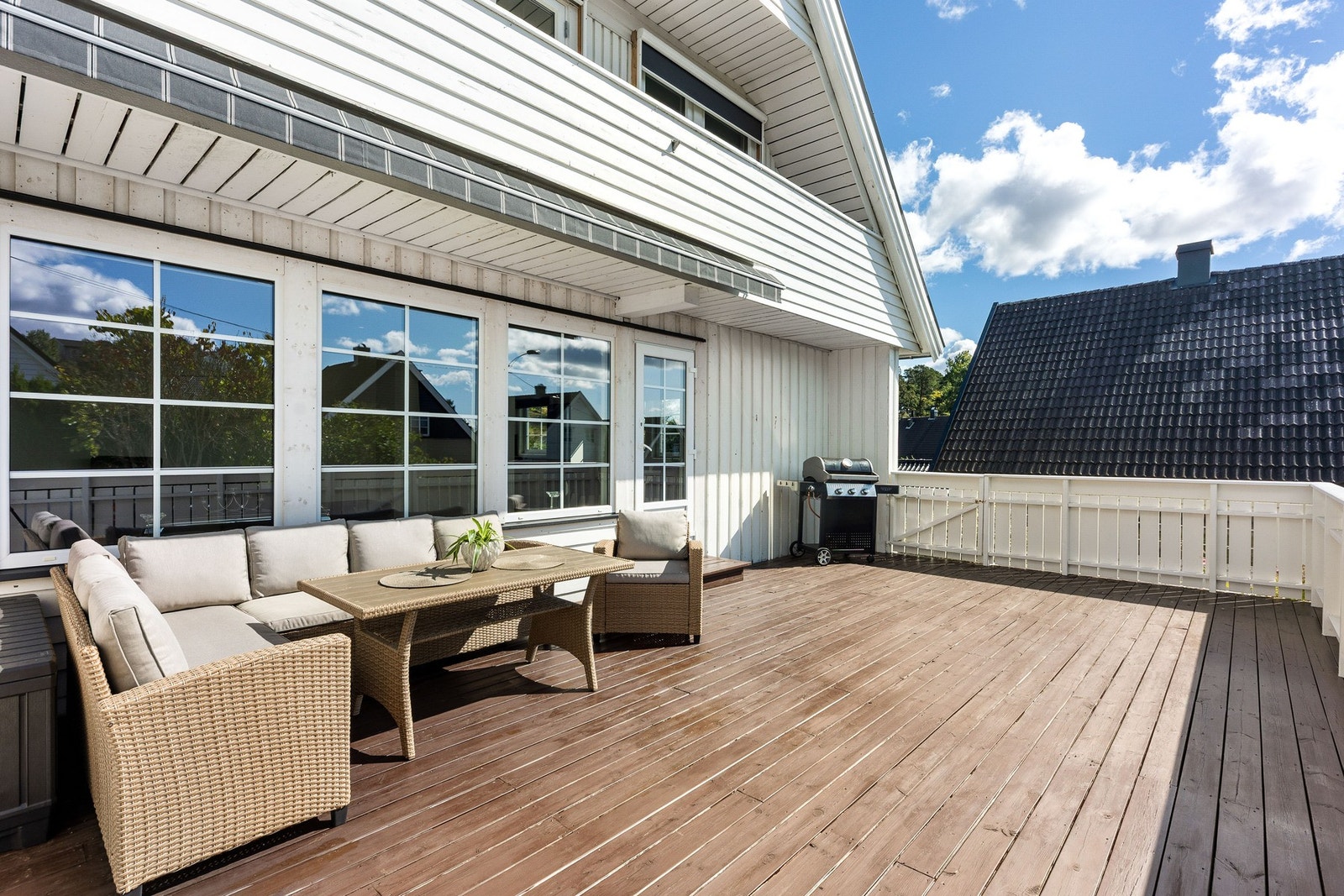 Utenfor stuen er det en fin terrasse som innbyr til lange, sosiale kvelder. Galleribilde