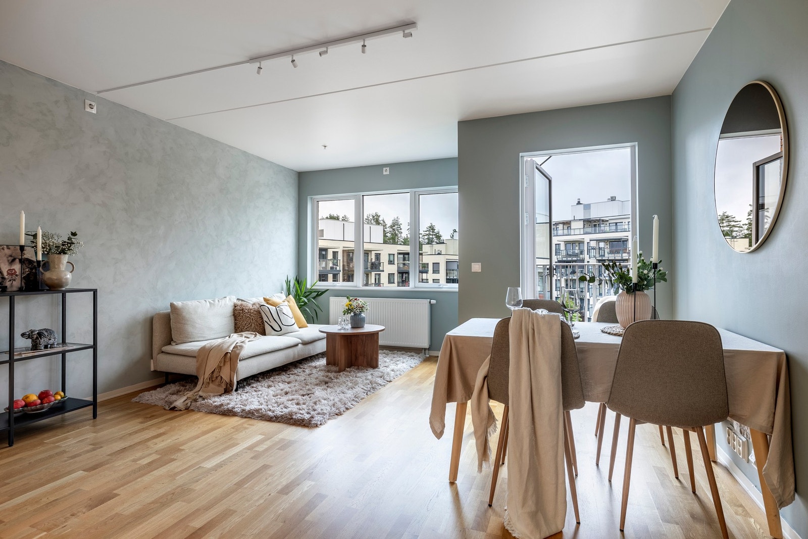 Stuen er malt i moderne fargetoner og har trestavs parkett på gulvet. Galleribilde