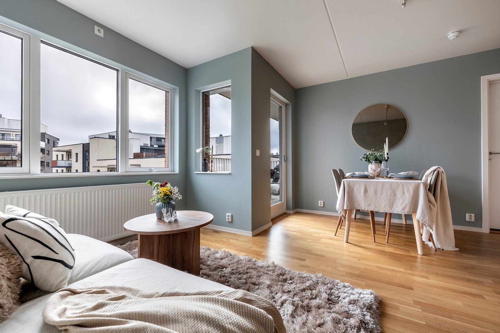 Fra stuen er det utgang til en stor, sørvestvendt overbygd balkong på ca. 7,6 kvm. Galleribilde