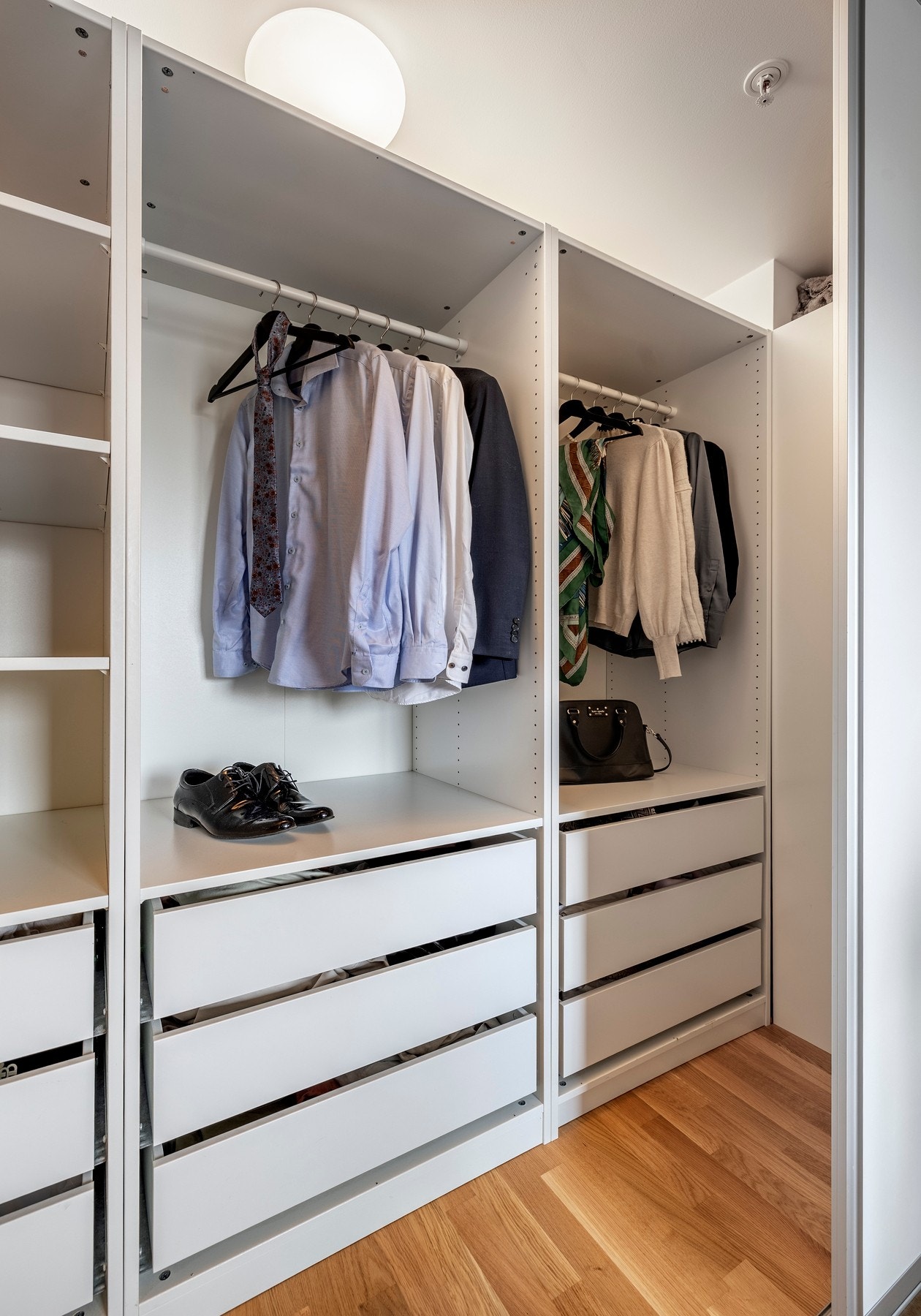 Rommet er innredet med praktiske garderobeløsninger. Galleribilde