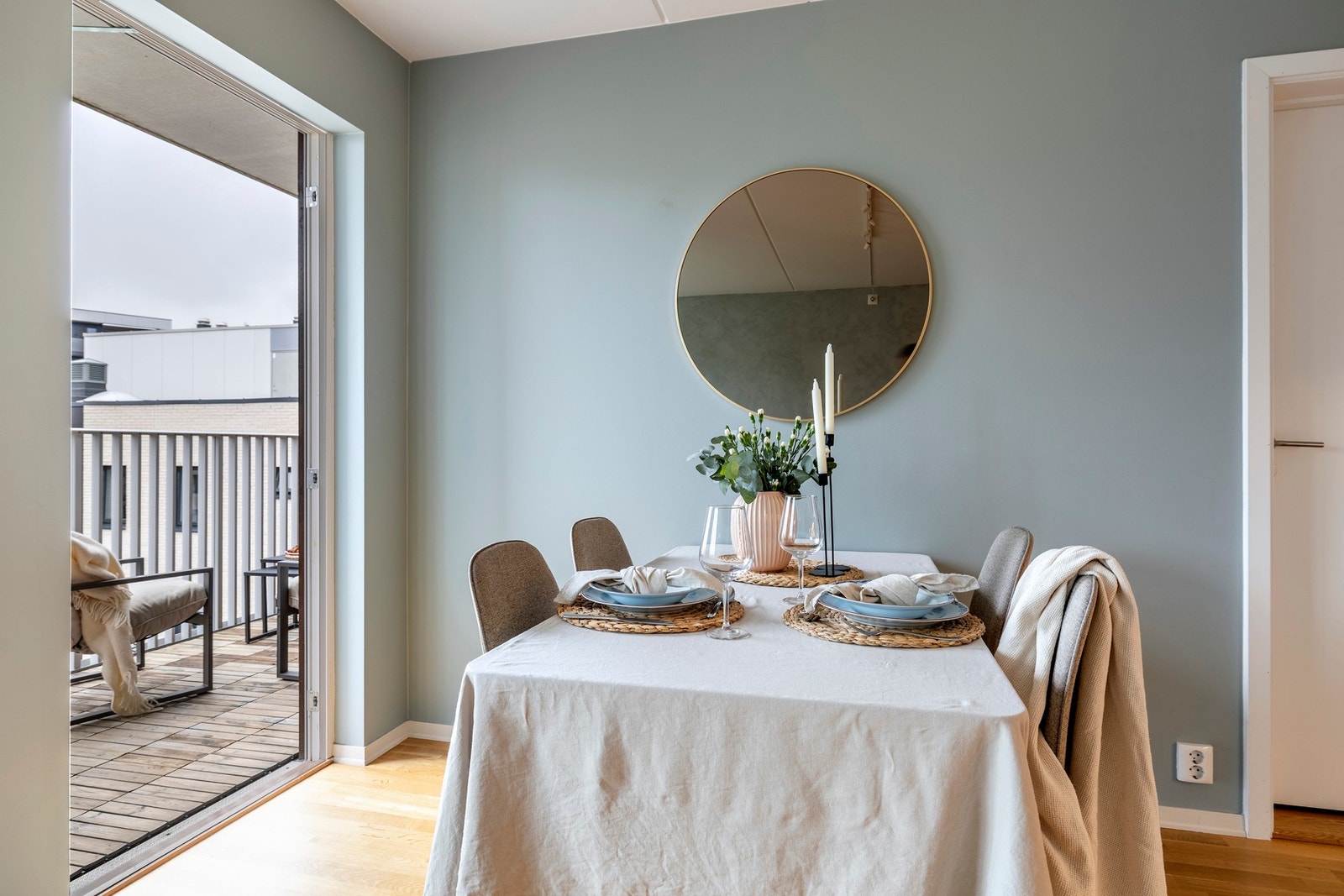 Spisebordet har sin naturlige plassering utenfor kjøkkenet. Galleribilde