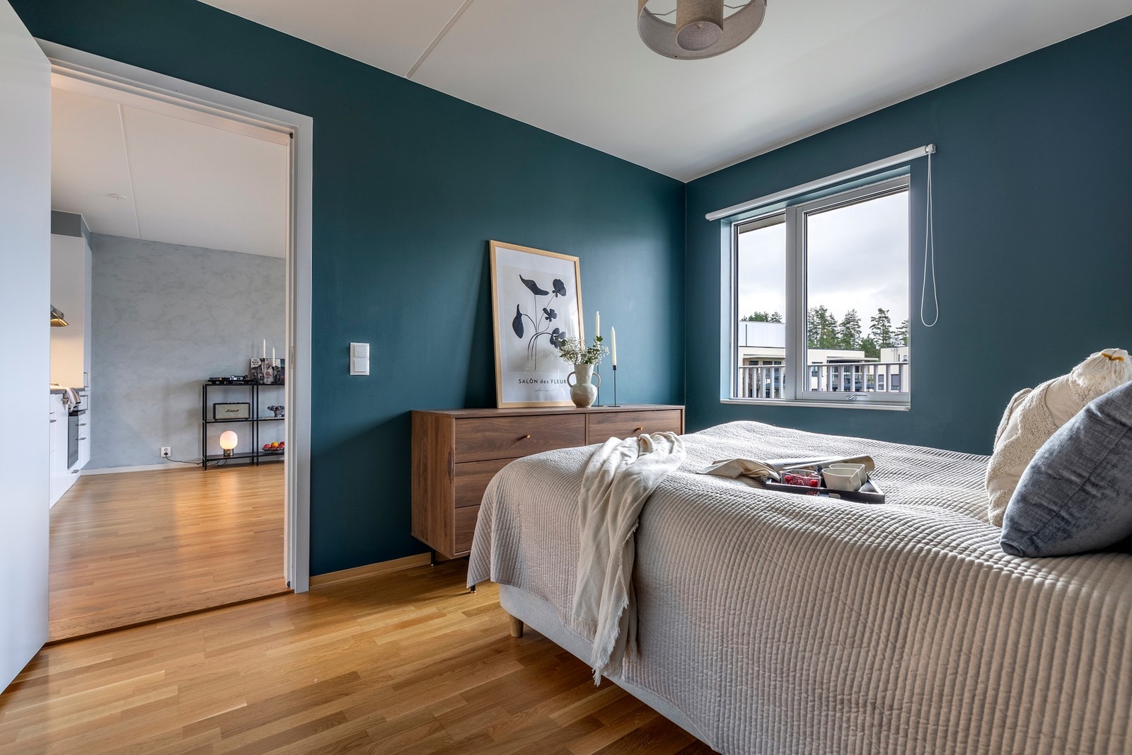 Rommet er malt i behagelige fargetoner og gulvet er belagt med trestavs parkett. Galleribilde