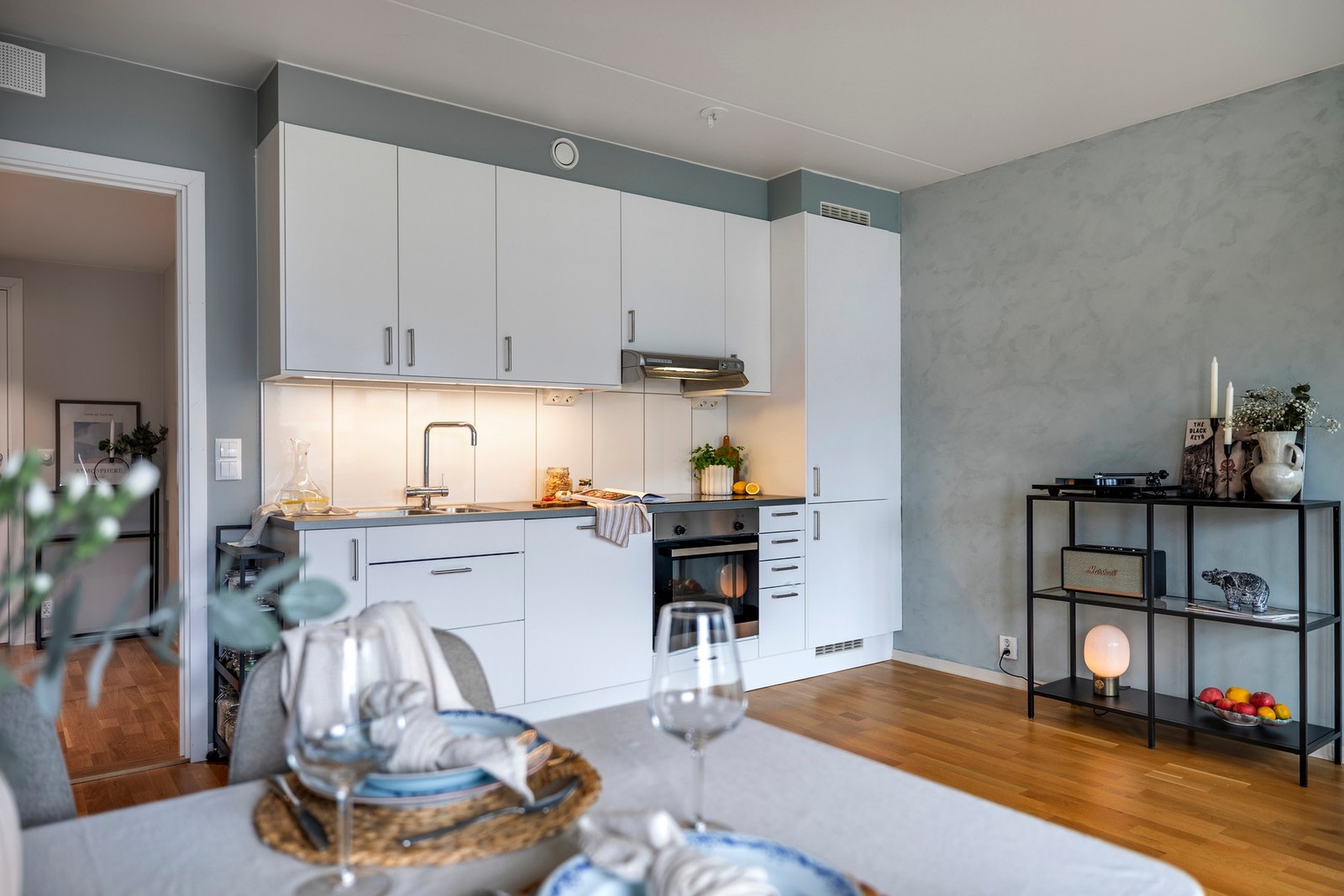 Stilren kjøkkeninnredning fra Marbodal med lyse slette fronter og laminerte benkeplater med nedfelt oppvaskkum. Galleribilde