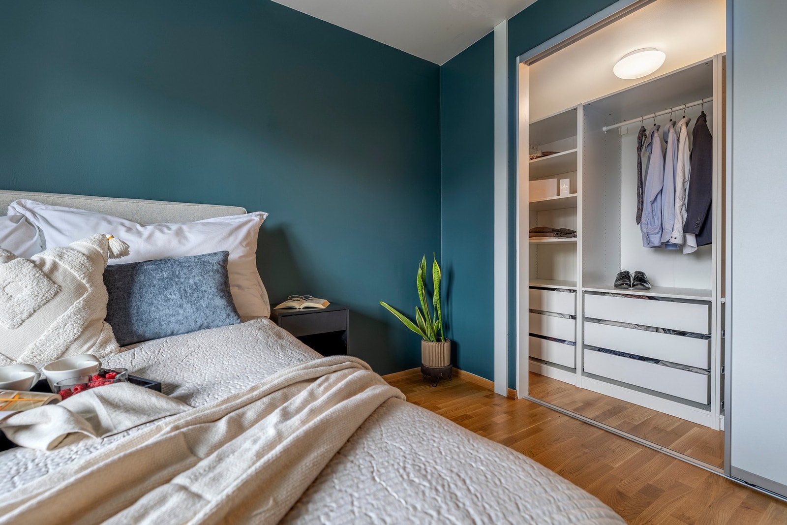 Gjennom store skyvedører er det adkomst til et garderoberom. Galleribilde