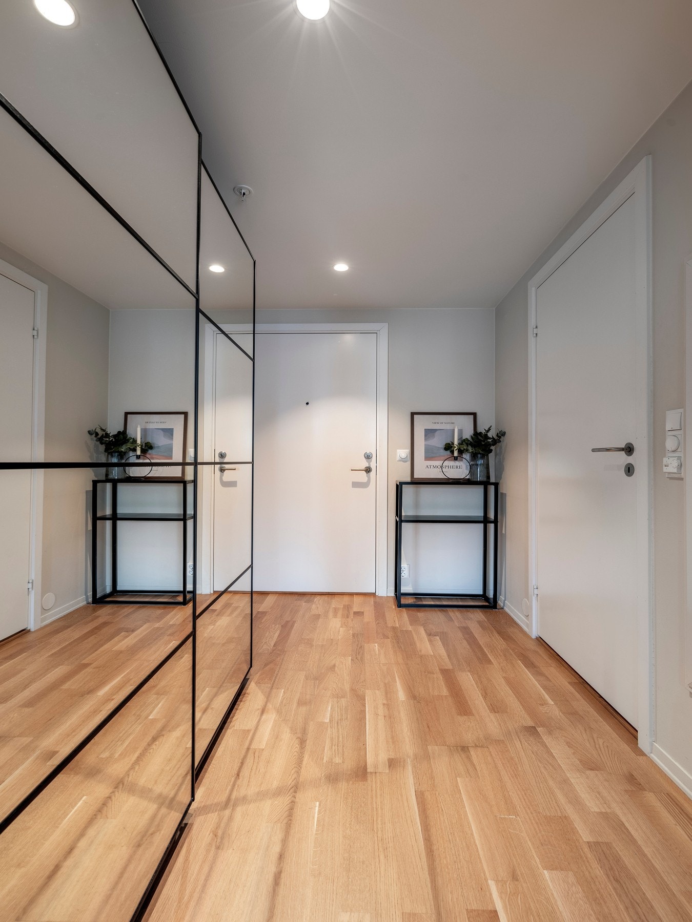 Leiligheten ligger i byggets fjerde etasje og har adkomst via felles trapperom med heis. Galleribilde