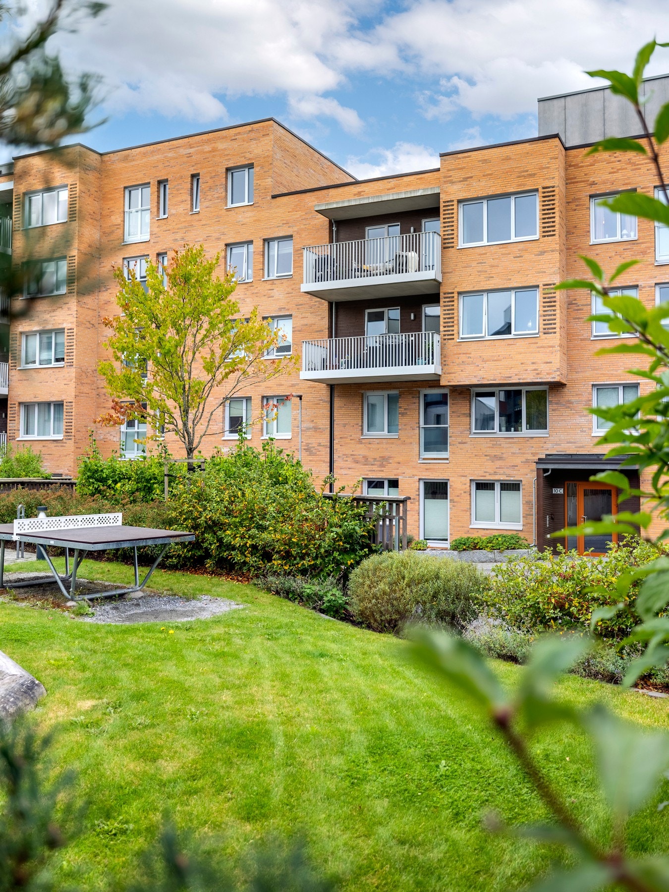 Sameiets fellesarealer er pent opparbeidet med gressplen, trær og diverse beplantning. Galleribilde