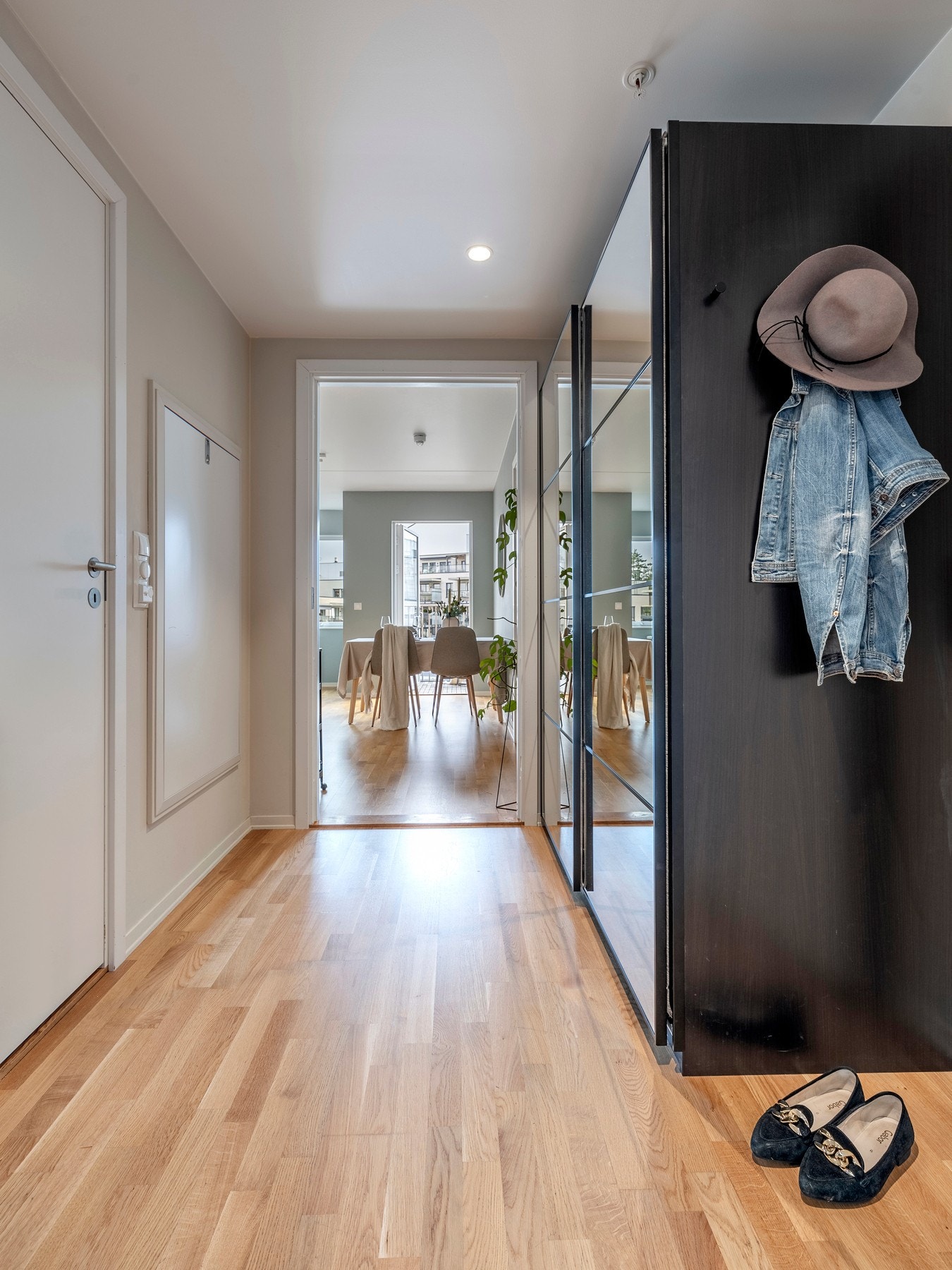 Den innbydende entréen gir et godt førsteinntrykk av leiligheten med lysmalte vegger og trestavs parkett. Galleribilde