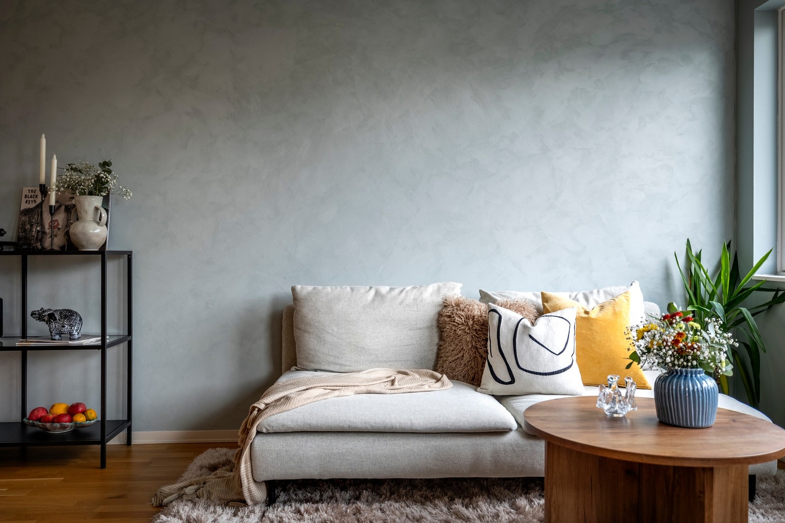 Stuen kan enkelt innredes med sofagruppe, TV-anlegg og spisebord. Galleribilde