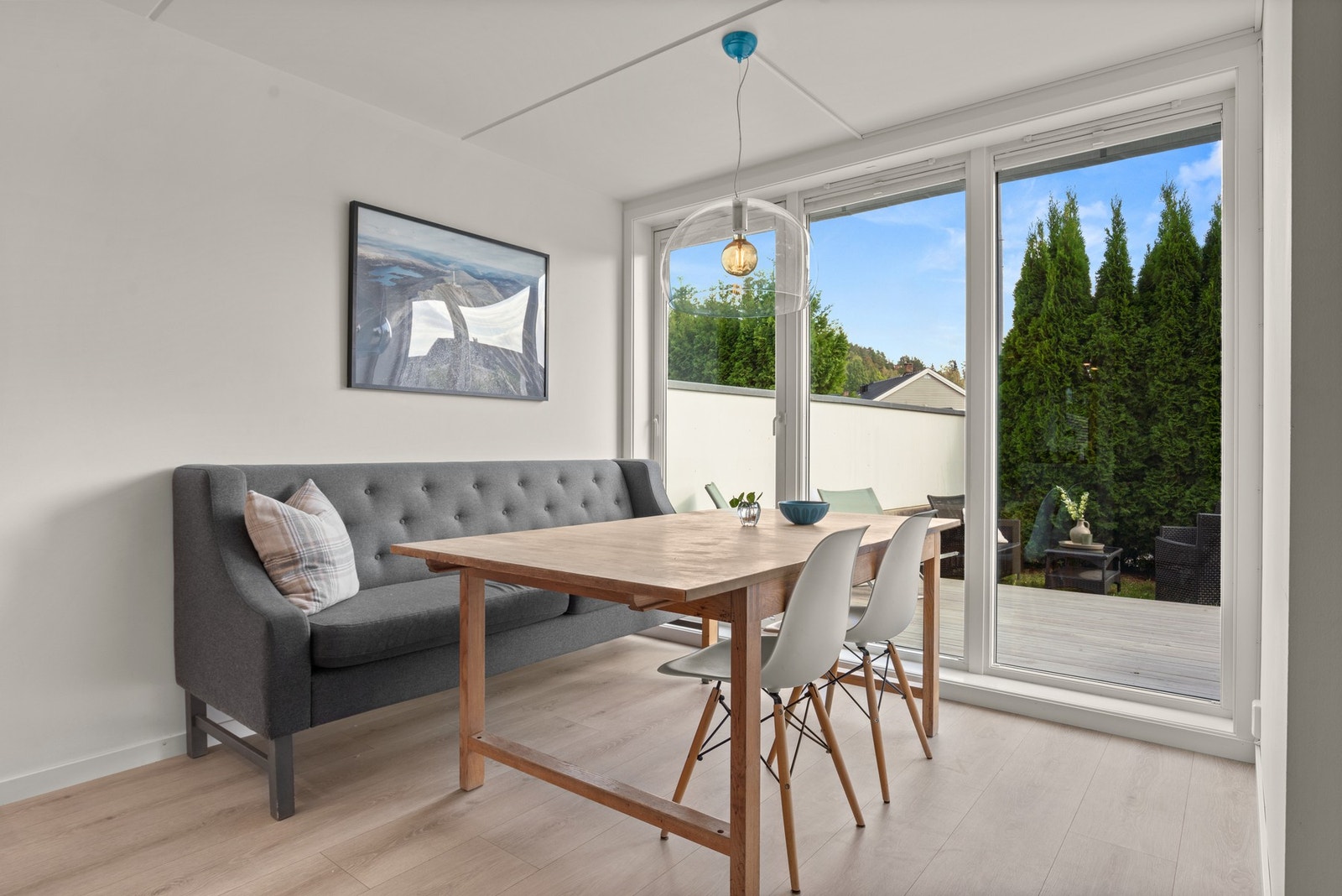 Fra spisestuen er det utgang til terrassen. Store vindusflater også her Galleribilde