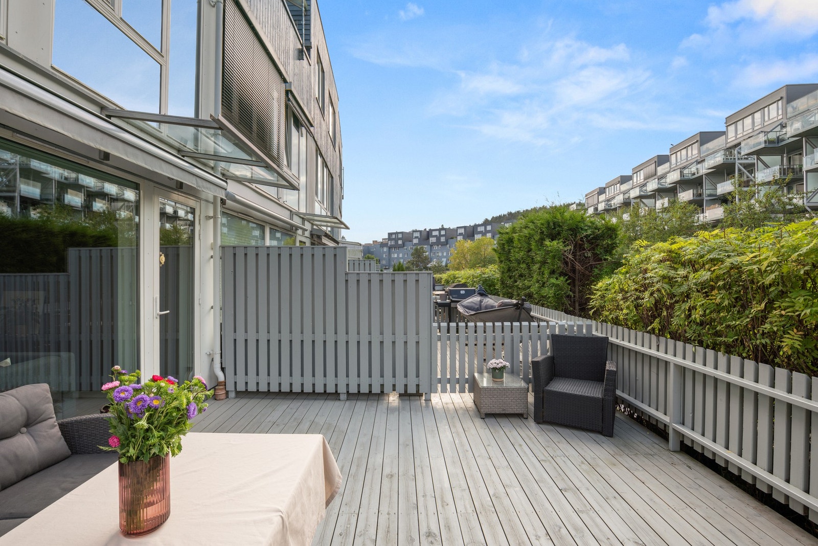 Fra stuen er det utgang til en nordvestvendt terrasse på ca. 23 kvm Galleribilde