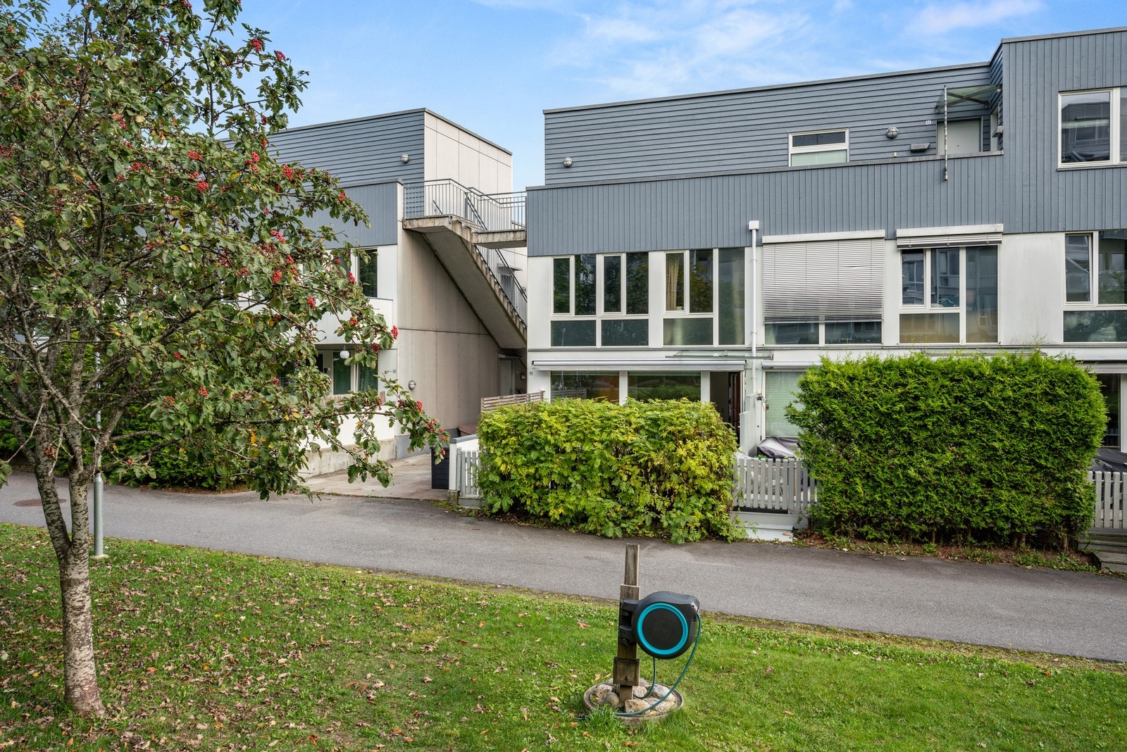 Adkomst til terrassen fra det koselige parkområdet. Her kan barna løp fritt ut og inn, uten bekymring for biltrafikk Galleribilde