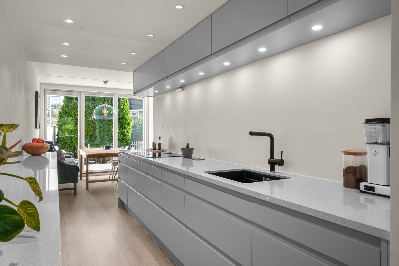 Delikat og moderne Norema kjøkkeninnredning med masse oppbaveringsplass i over- og underskap/skuffer Galleribilde