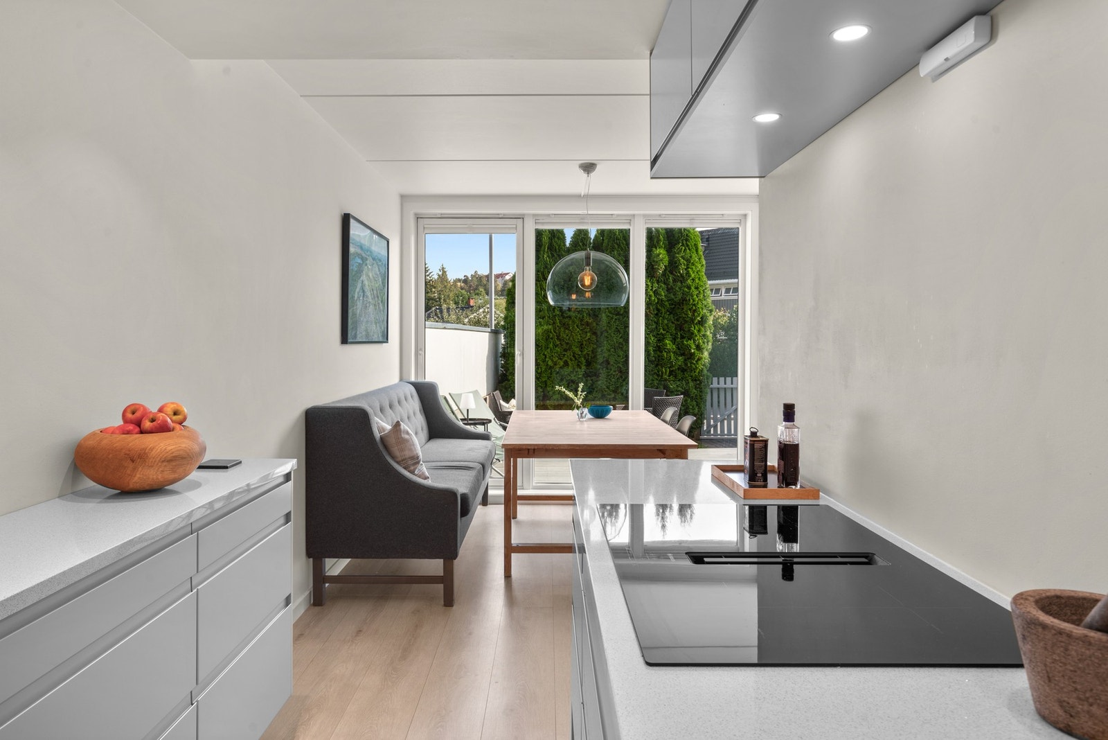 Kjøkkenet har god kontakt med spisestuen Galleribilde