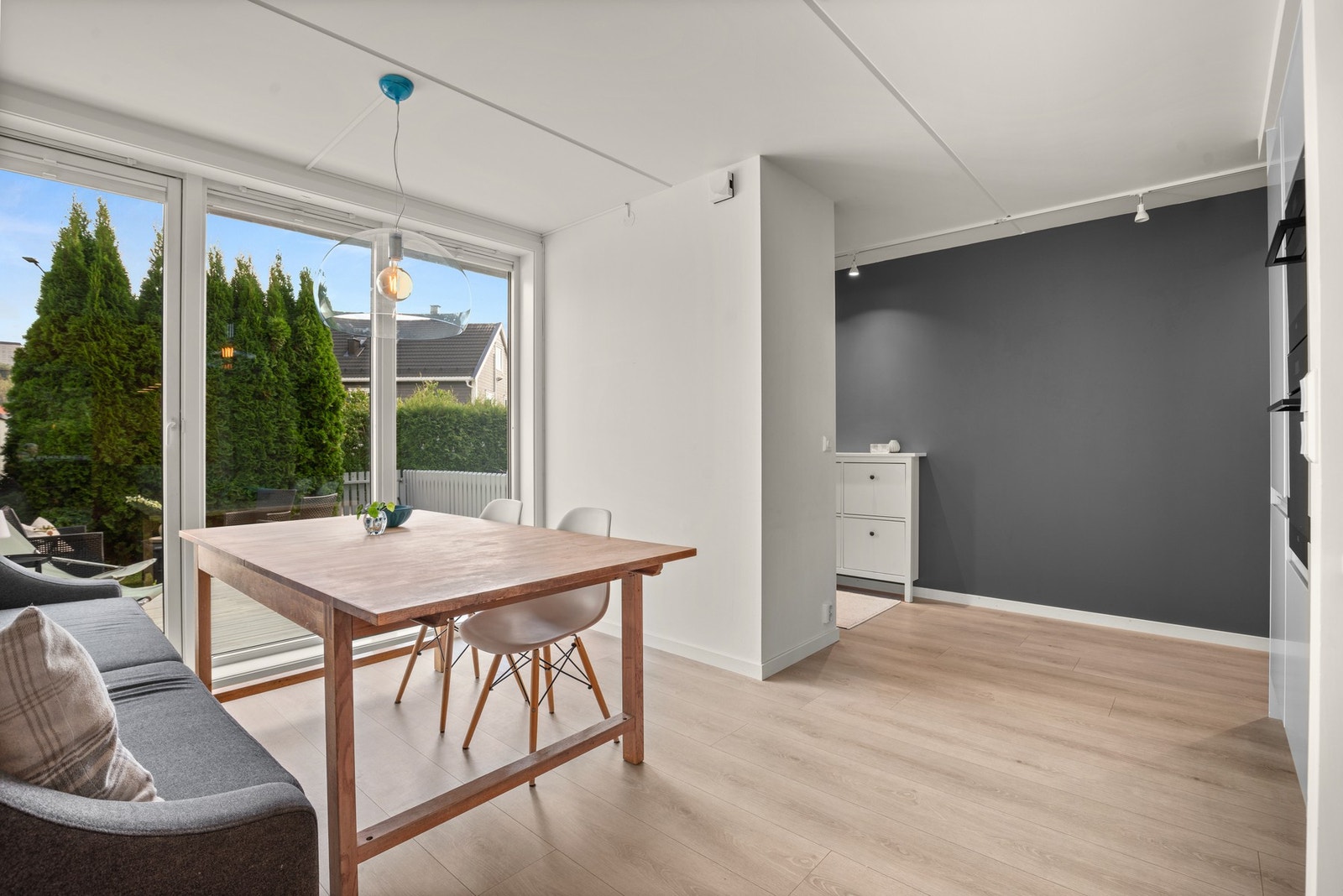 De store vindusflatene slipper inn masse naturlig sollys, og terrassen foran forlenger rommet hele sommerhalvåret Galleribilde