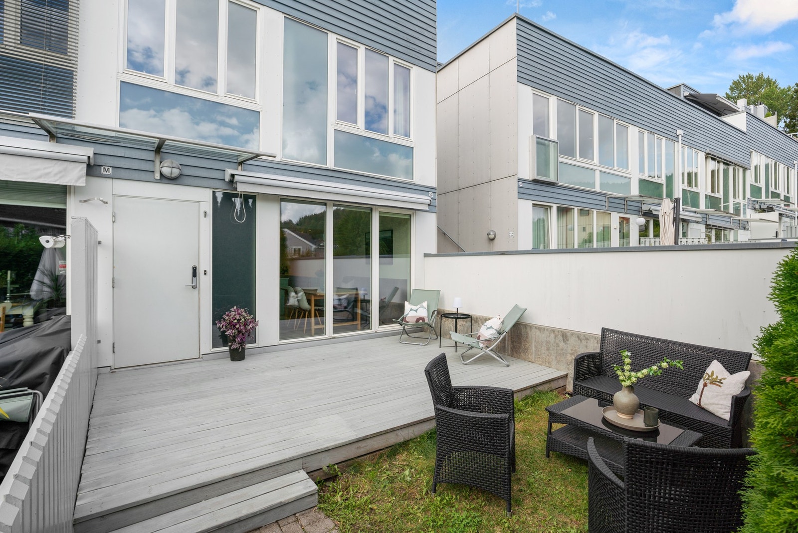 Det koselige inngangspartiet, med stor solrik (morgen- og formiddagssol) terrasse gir et inviterende førsteinntrykk Galleribilde