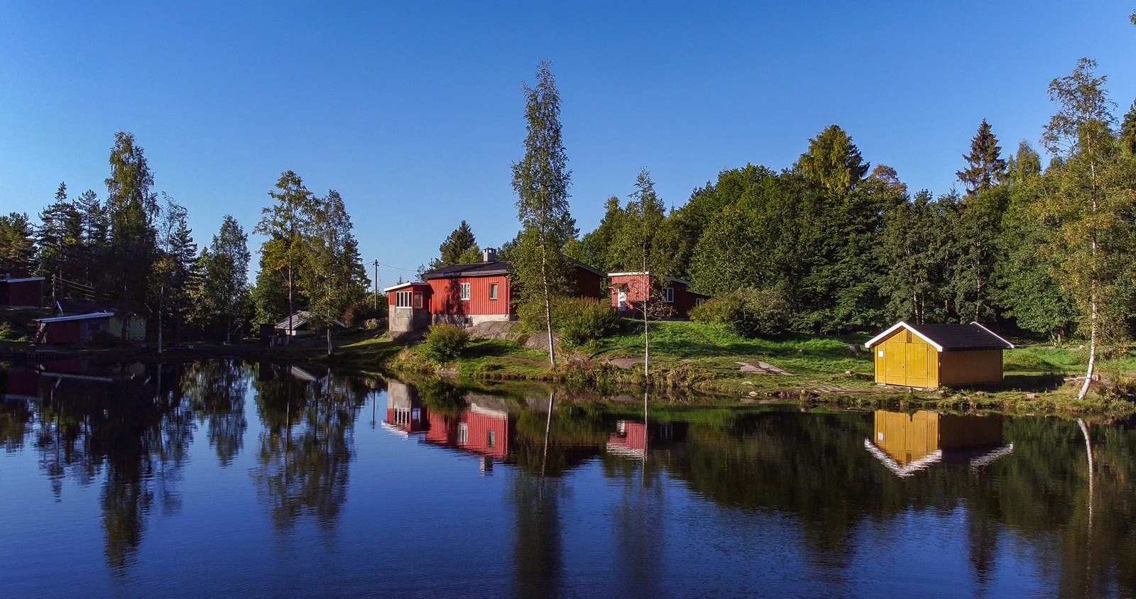 Idylliske Isdammen - bare et par hundre meter fra Årvollveien 52m. Hva med et morgenbad her, eller en deilig middag utendørs? Galleribilde