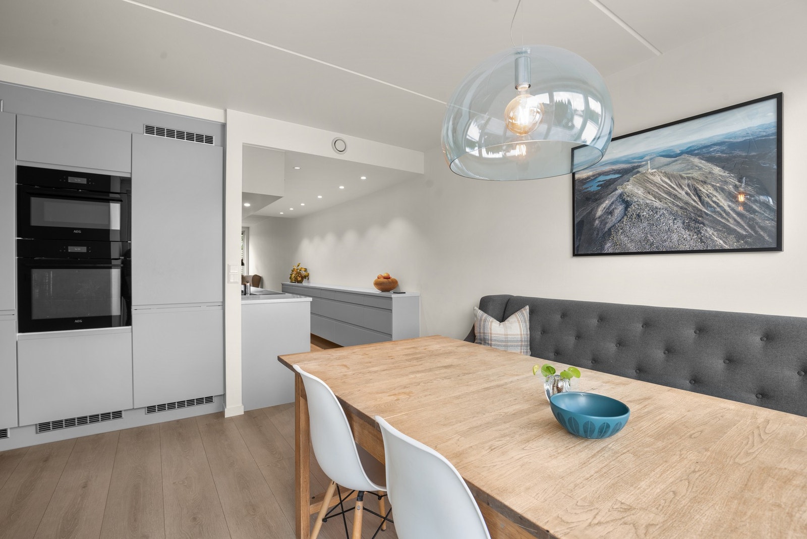 I tilknytning til kjøkkenet ligger spisestuen, hvor det er god plass til mange gjester rundt middagsbordet Galleribilde