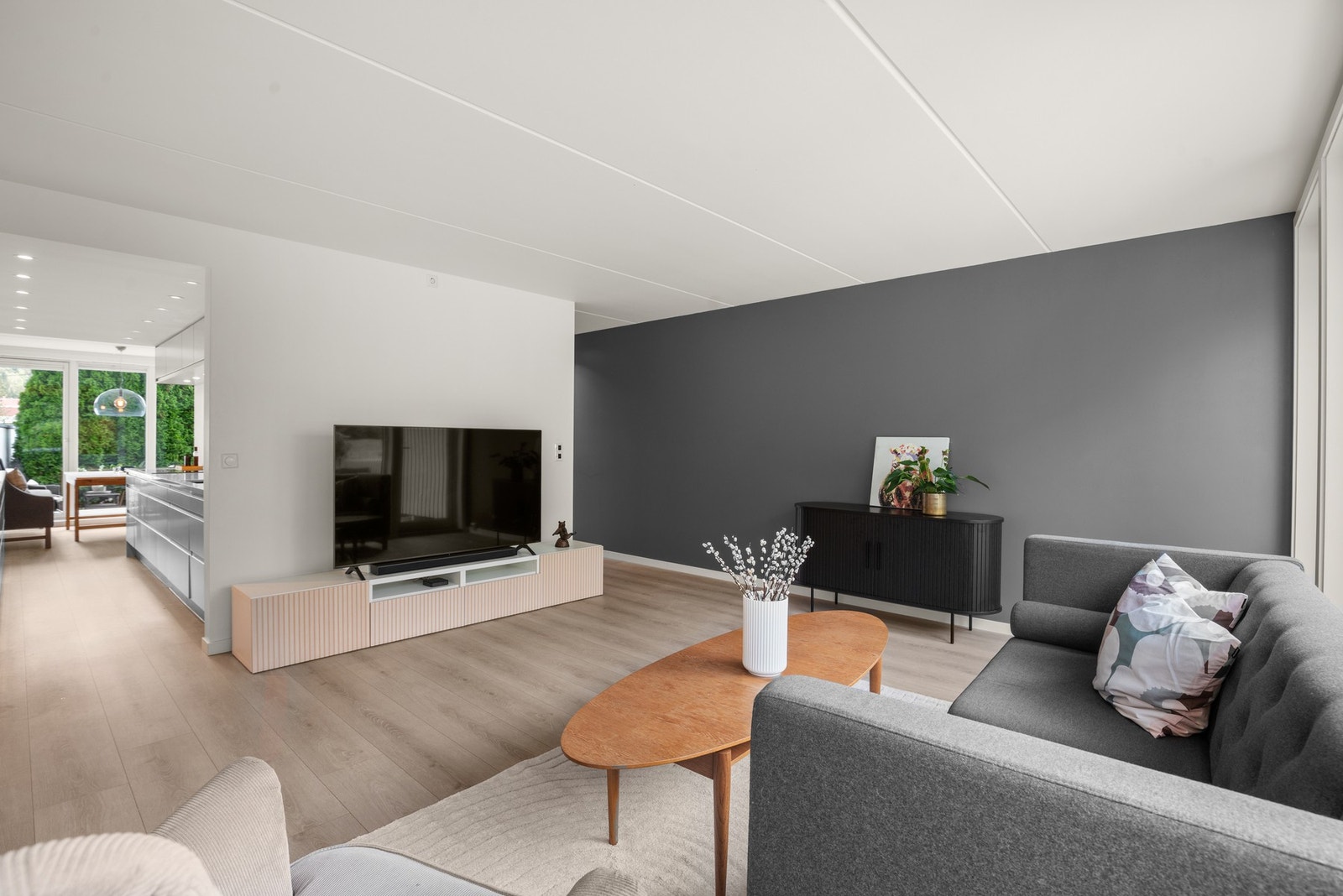 Romslig og praktisk utformet stue. Stuen er lys og behagelig og har adkomst til delvis adskilt kjøkken. Det er også en mellomgang på høyre side av tv-veggen, som rommer både trappegangen og toalettet Galleribilde