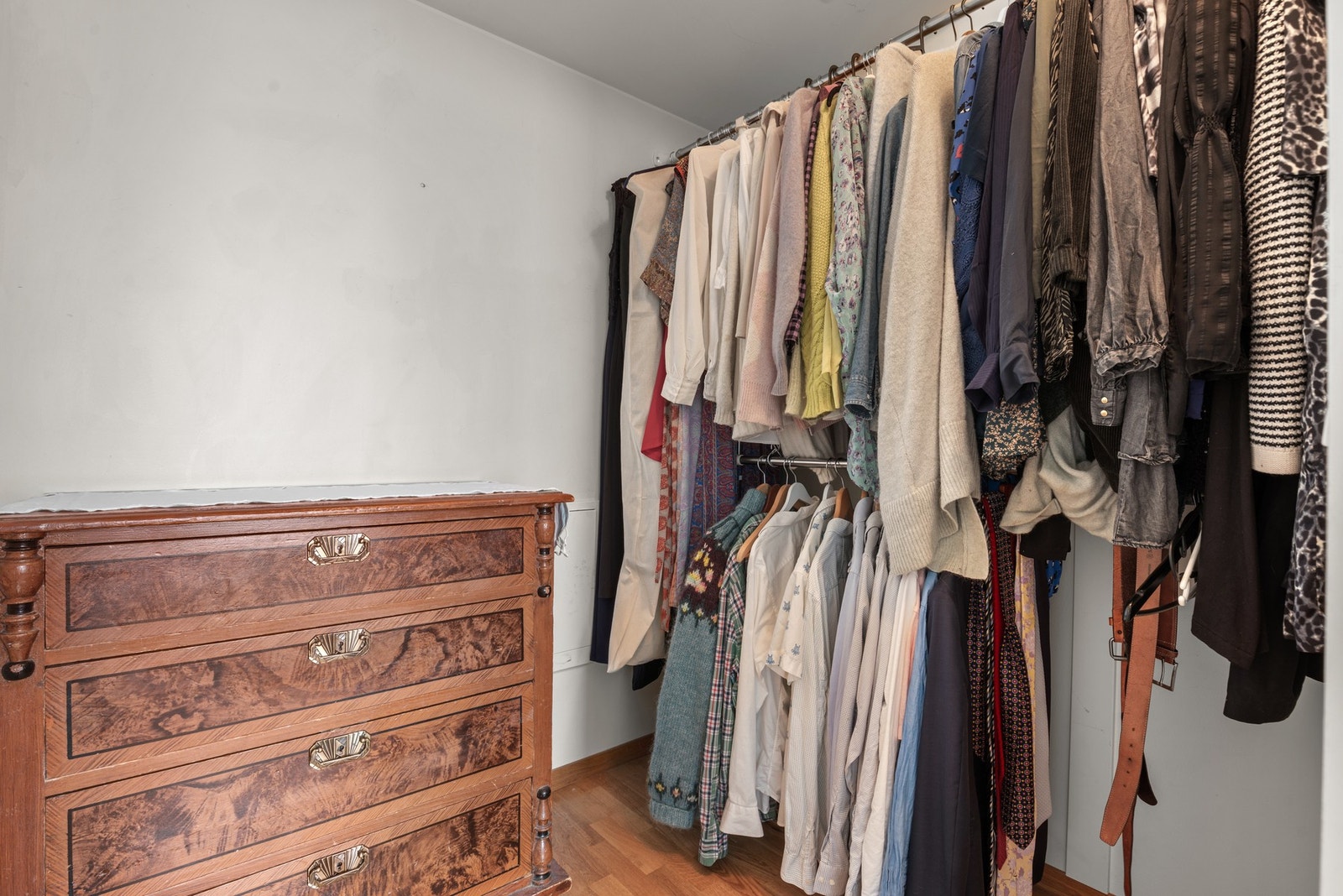 Soverom 4 har adkomst til praktisk bod (brukes som walk in closet) i tillegg. Det er også en egen bod i kjelleren på ca. 5 kvm Galleribilde