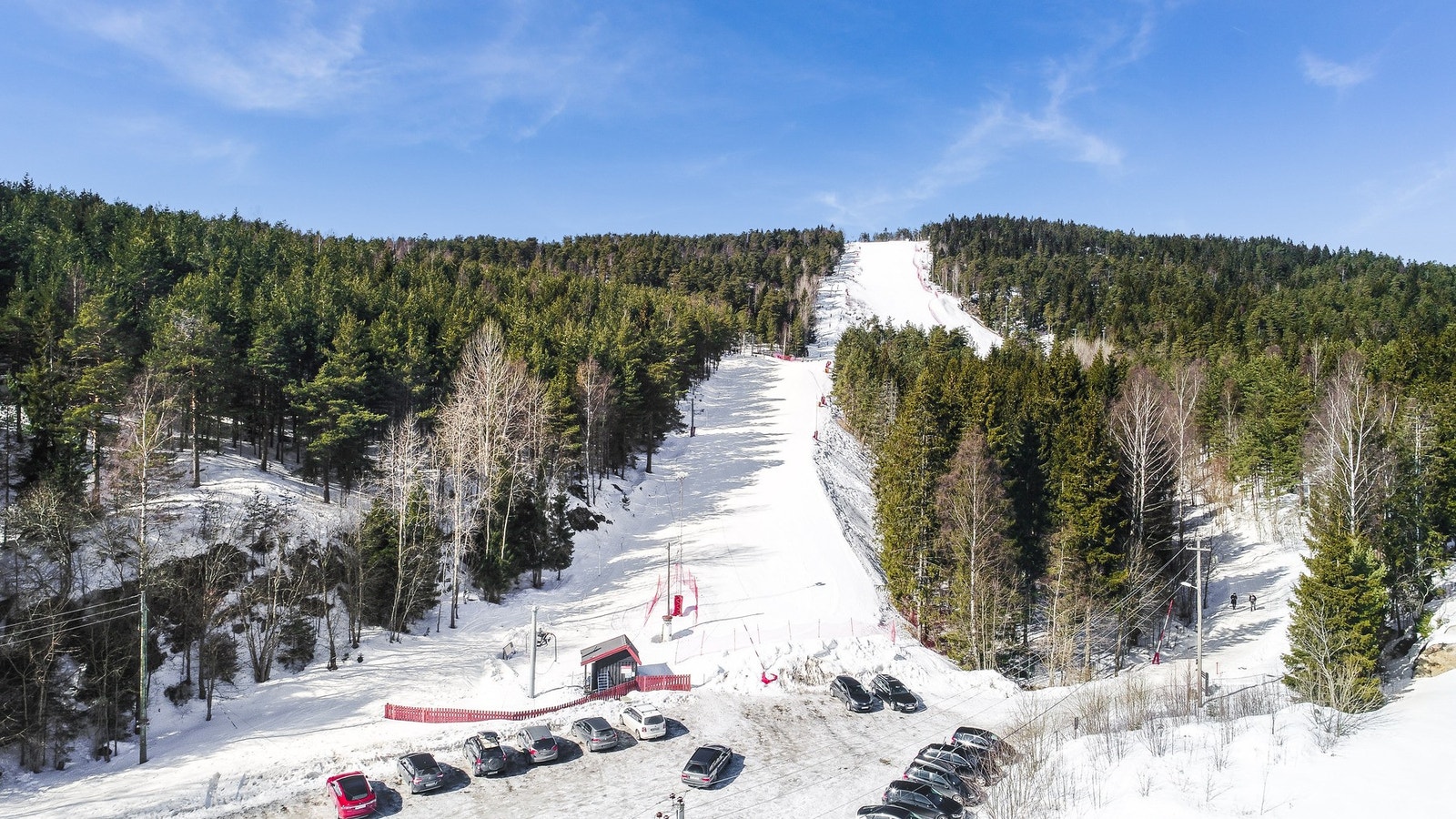 I tillegg er det slalombakke i "hagen". Hit går barna med skiene på ryggen. Langrennsløyper starter også her. Galleribilde