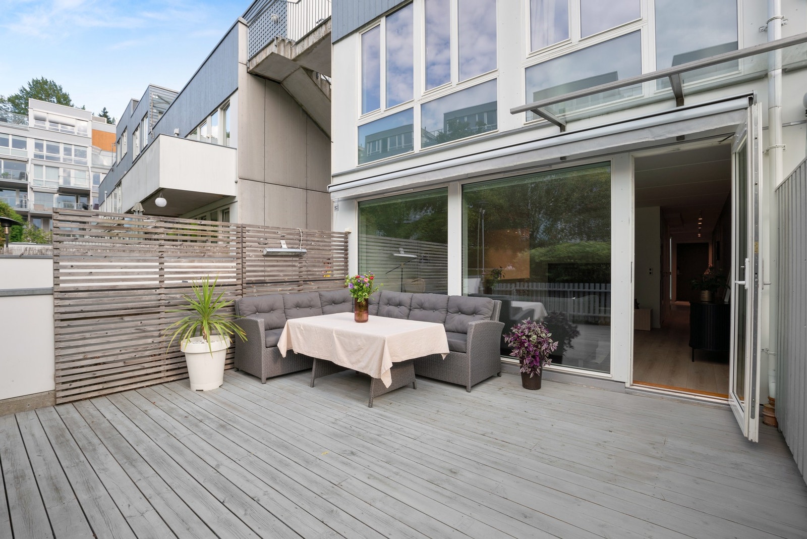 Begge terrassene har impregnert tregulv, motorisert markise og stikkontakt Galleribilde