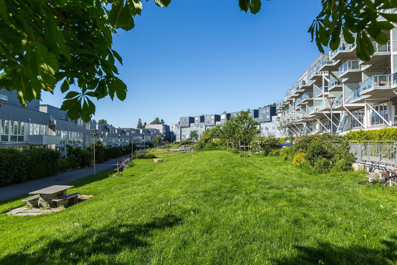 Den vakre parken inne i Årvollskogen - utformet med stort parkmessig fellesareal til glede for både små og store Galleribilde