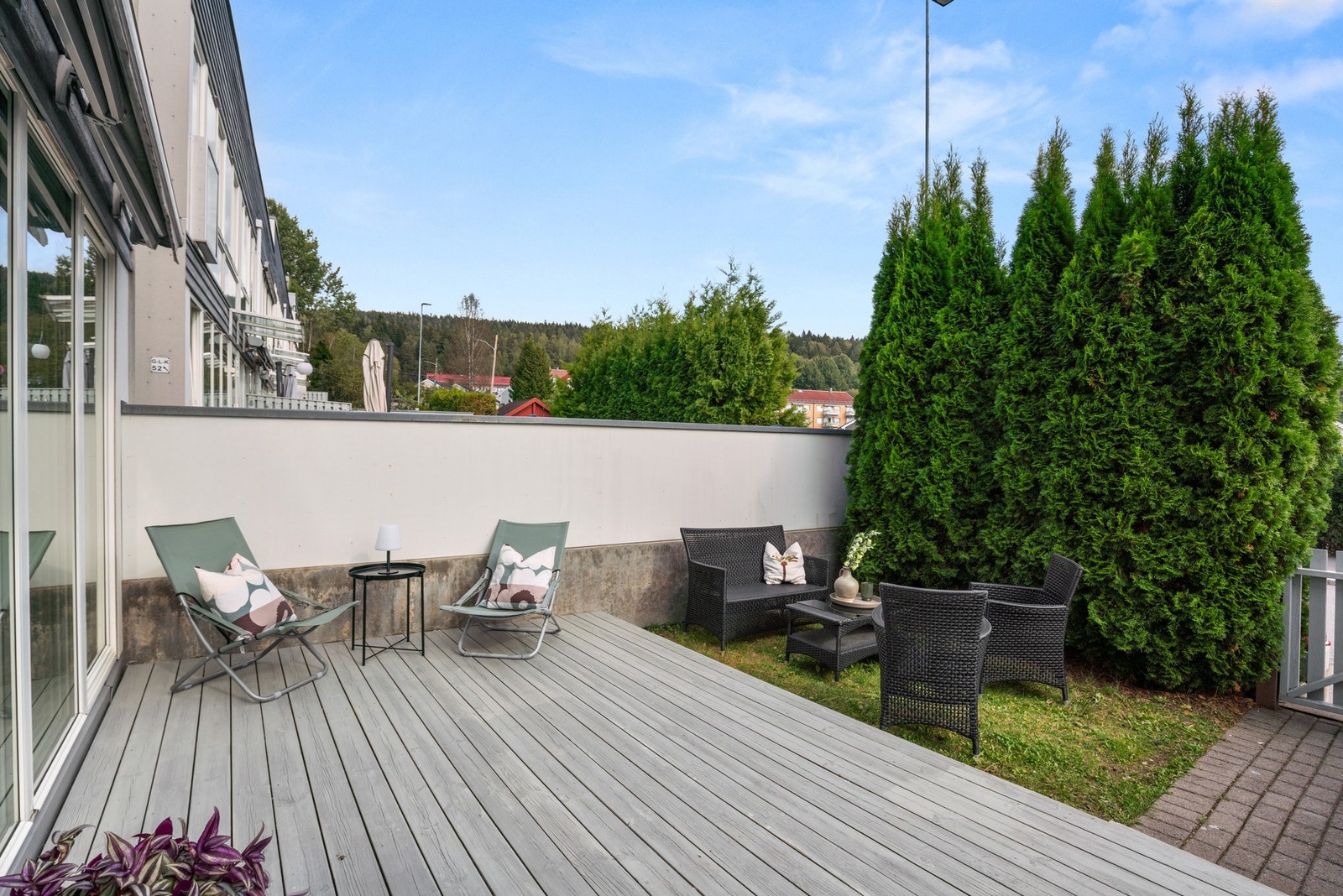 Her ute kan du nyte morgen- og formiddagssol. Når den blir borte tidlig ettermiddag, titter den frem på uteplassen på andre siden Galleribilde