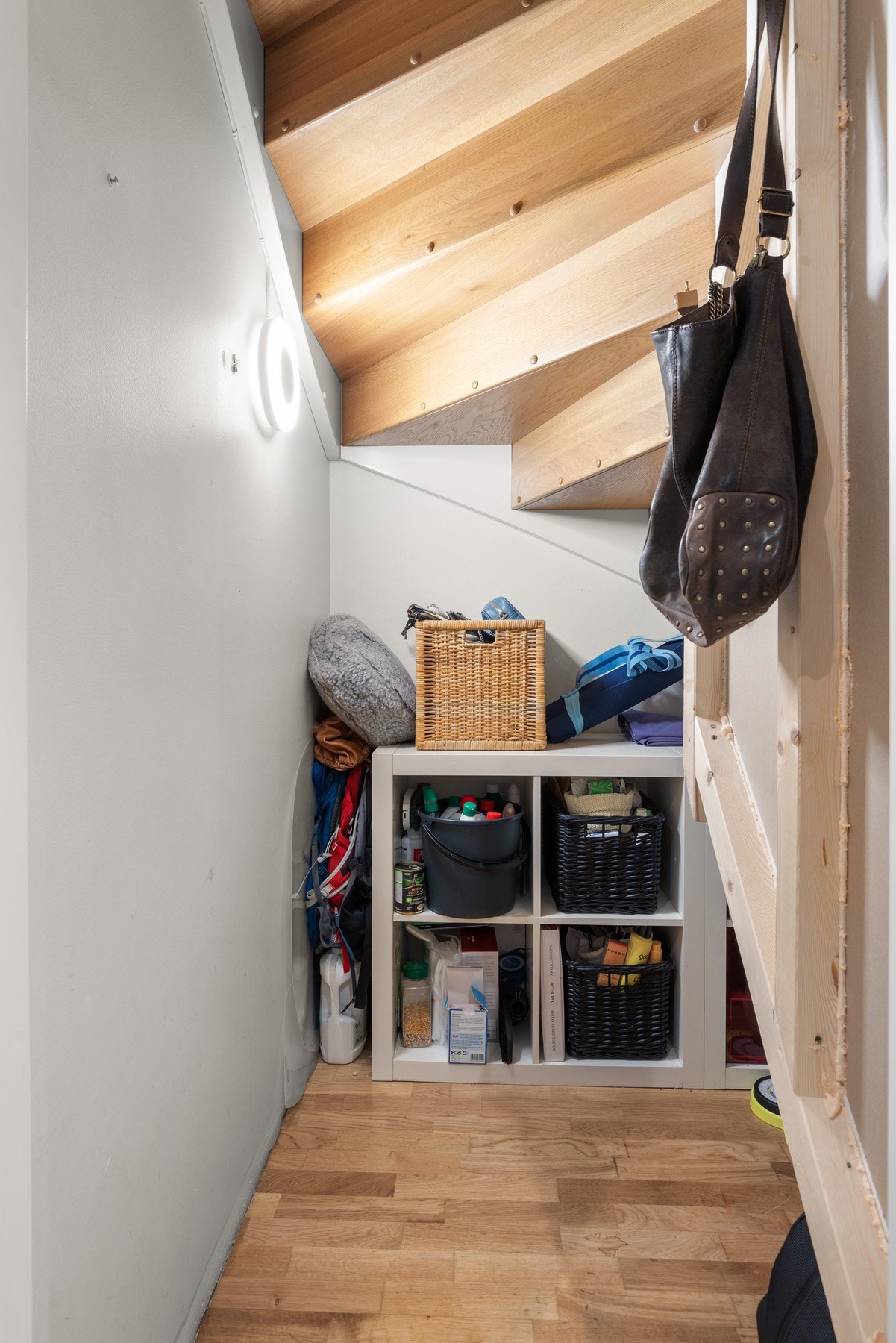 Det er ytterligere god lagringsplass i en innbygd bod i 1. etasje. Denne er bygd av fagfolk og lys er montert av elektriker Galleribilde