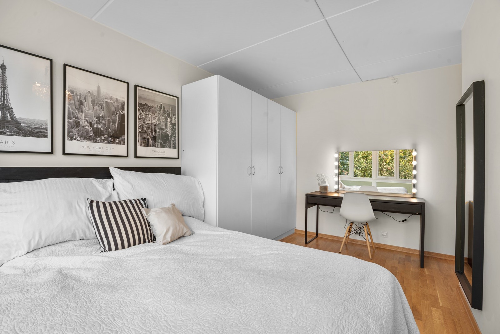 Soverom 1; rommet har god plass til garderoberskap (medfølger) og evt kontorpult e.l Galleribilde