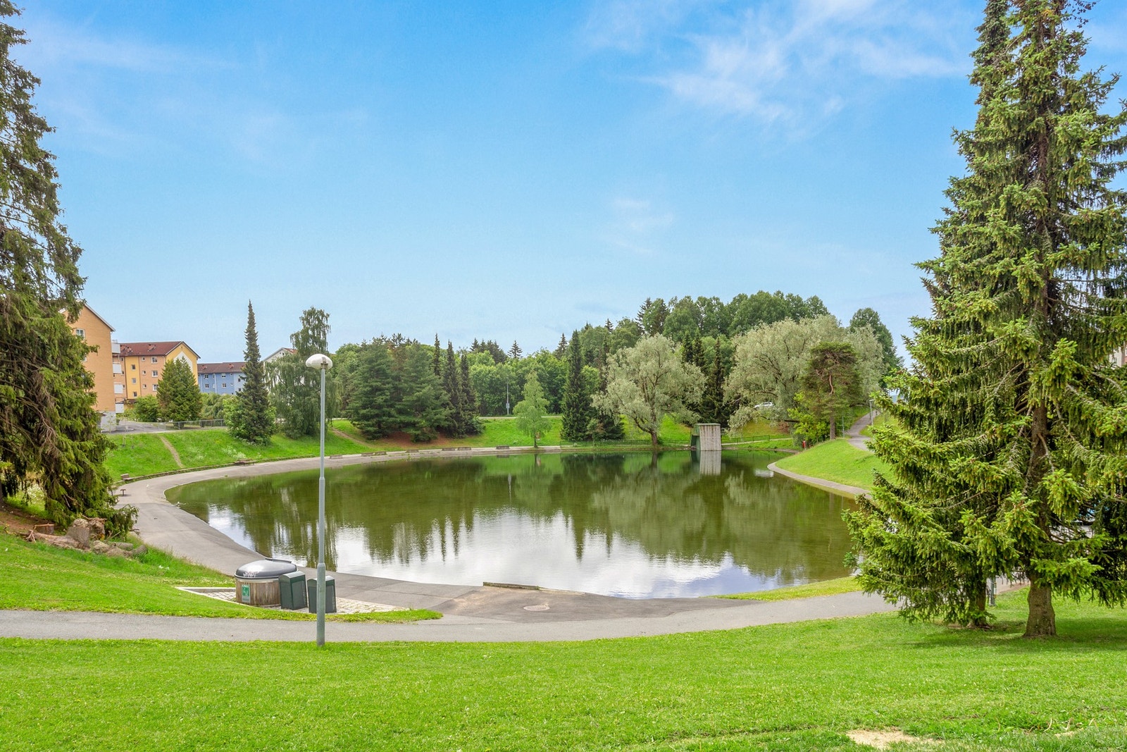 For de aller minste holder det kanskje å tusle ned til Badedammen - bare 4-5 minutter unna Galleribilde