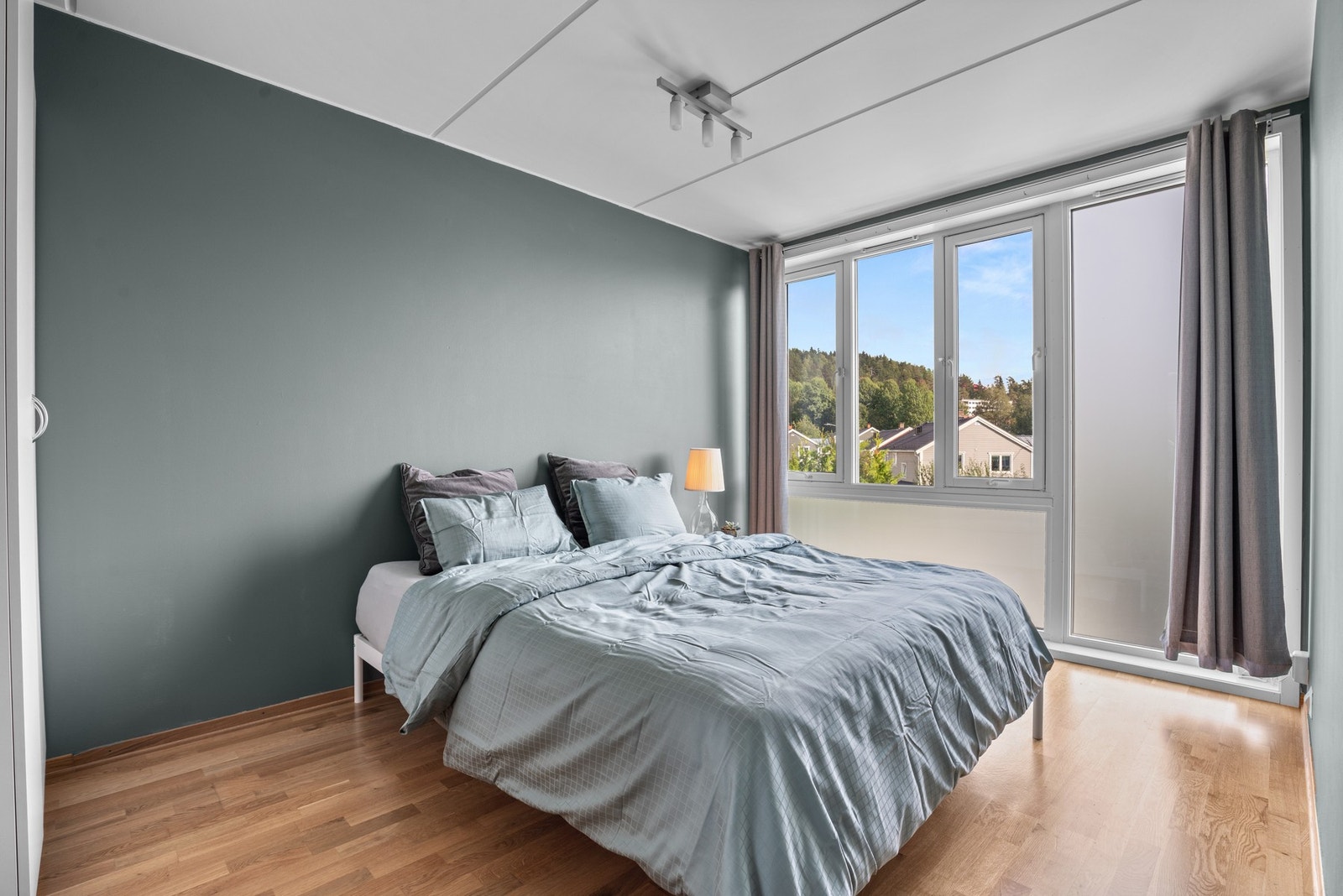 Soverom 4; Boligens hovedsoverom med god plass til dobbeltseng og garderobeskap. Vender også mot sydøst Galleribilde