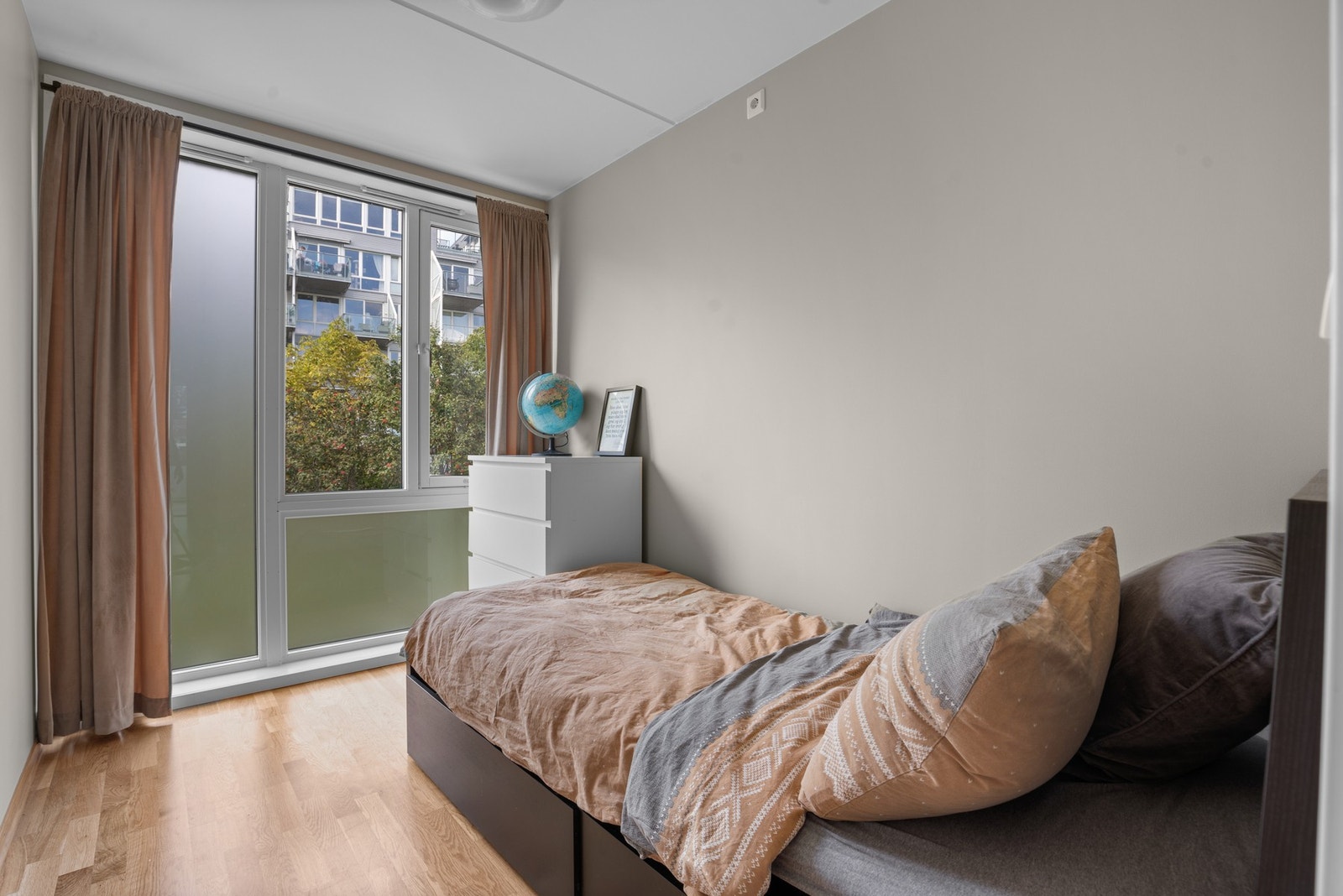 Soverom 2; dette soverommet vender også ut mot parkområdet og er et perfekt barnerom eller gjesterom Galleribilde