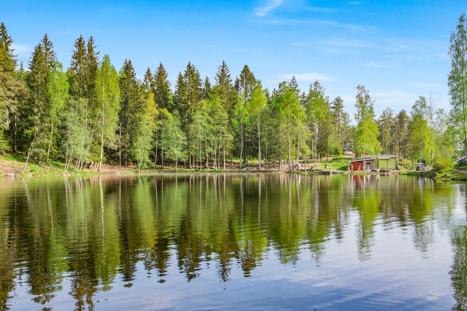 Isdammen er et populært samlingssted for alle som bor på Årvoll - enten det er bading og grilling om sommeren eller skøyter om vinteren Galleribilde