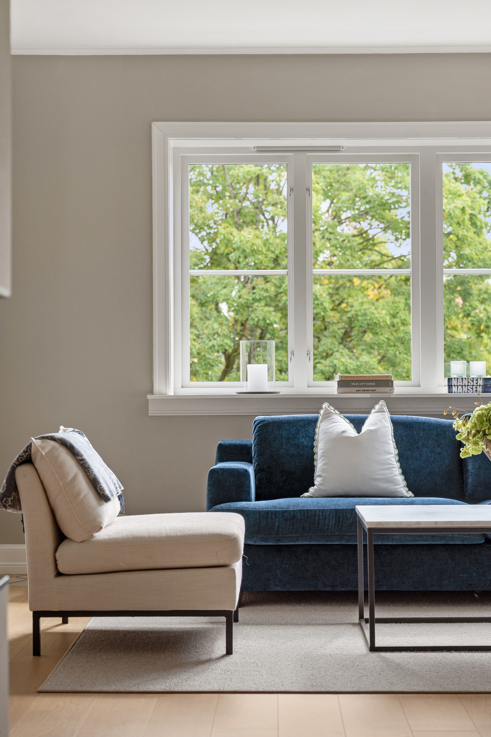 Stuen fremstår lys og innbydende med store vindusflater fra 2022 i flere retninger. Galleribilde