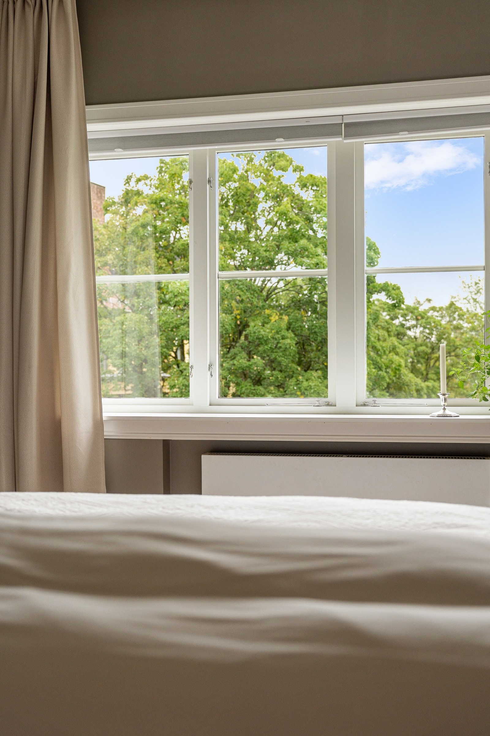 Grønn utsikt fra hovedsoverom - vender mot rolige omgivelser. Galleribilde