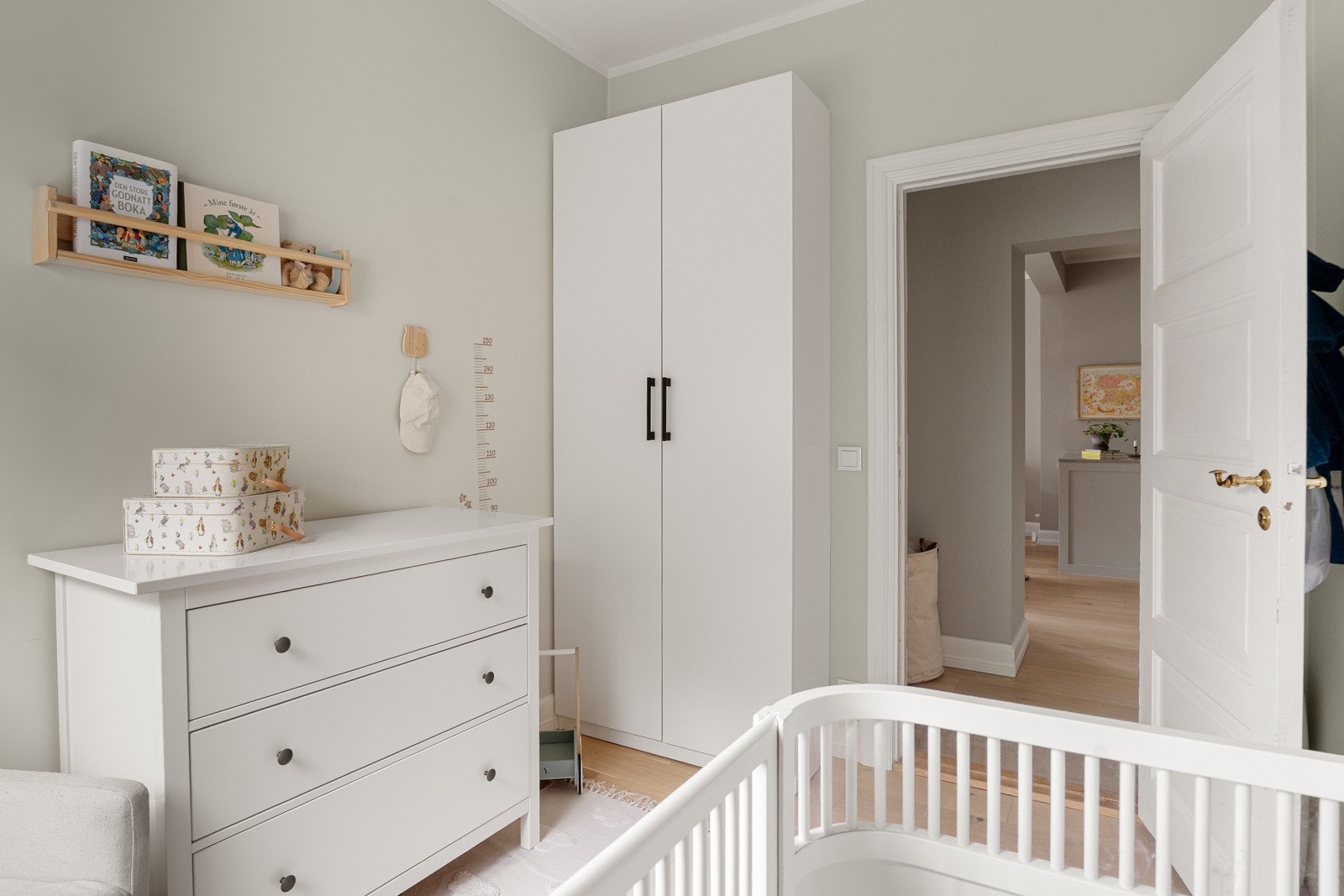 Her er det god plass til seng og oppbevaring. Galleribilde