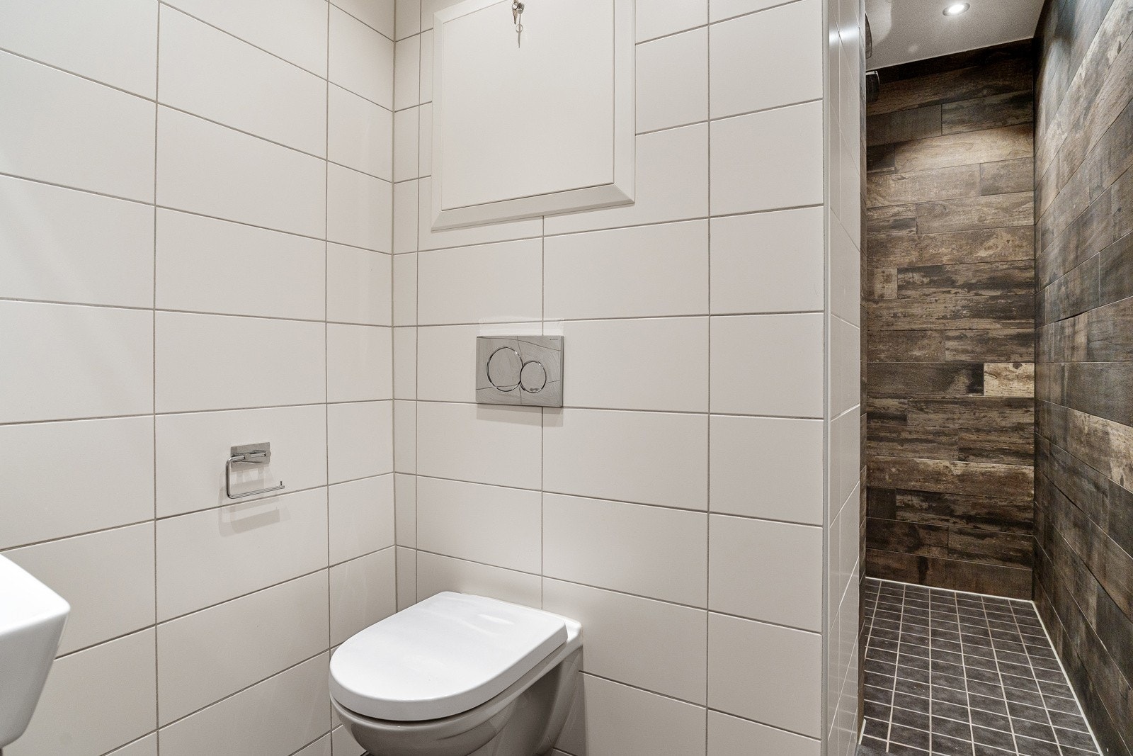 Løsningen gir en praktisk hverdag samtidig som rommet fremstår stilrent og tidløst. Galleribilde