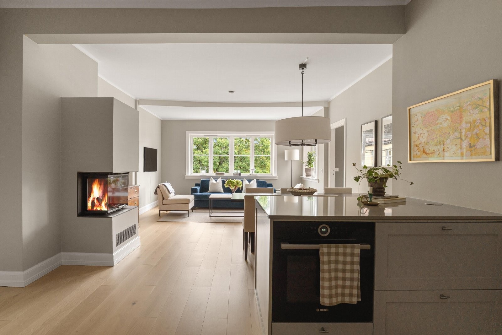 Moderne og praktisk utformet kjøkken med rikelig skap- og benkeplass. Galleribilde