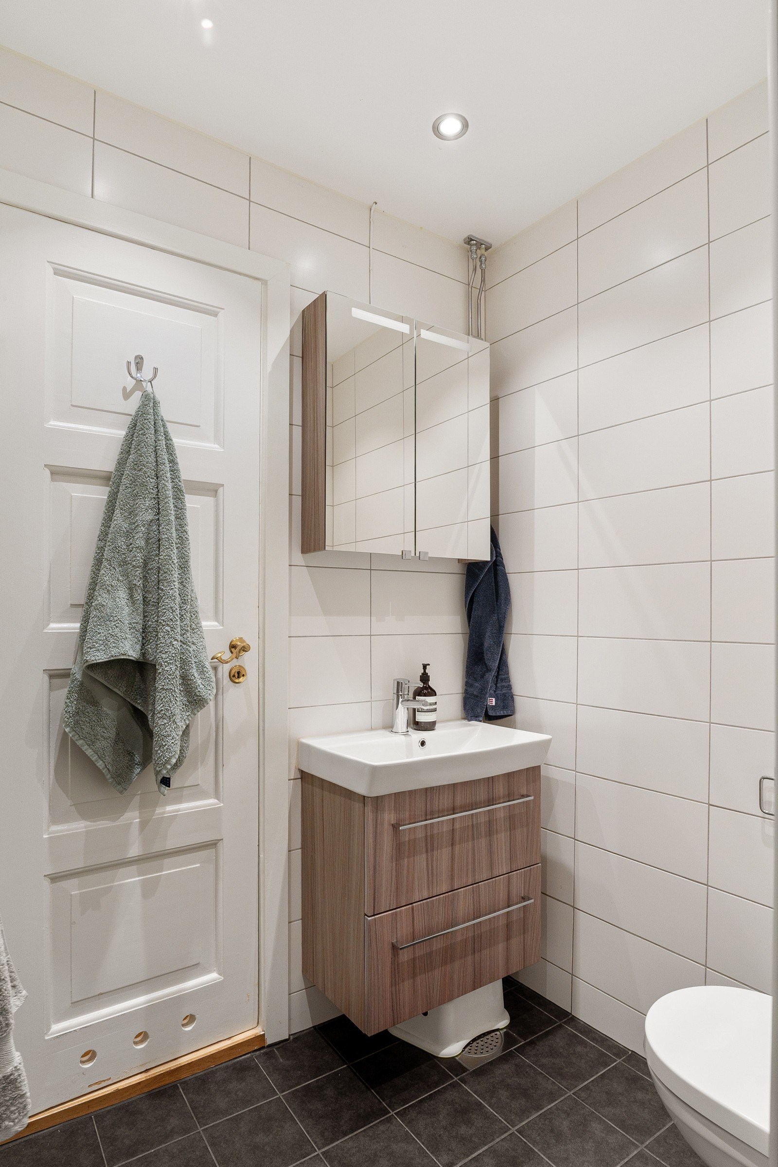 Helfliset baderom utført med moderne preg. Galleribilde