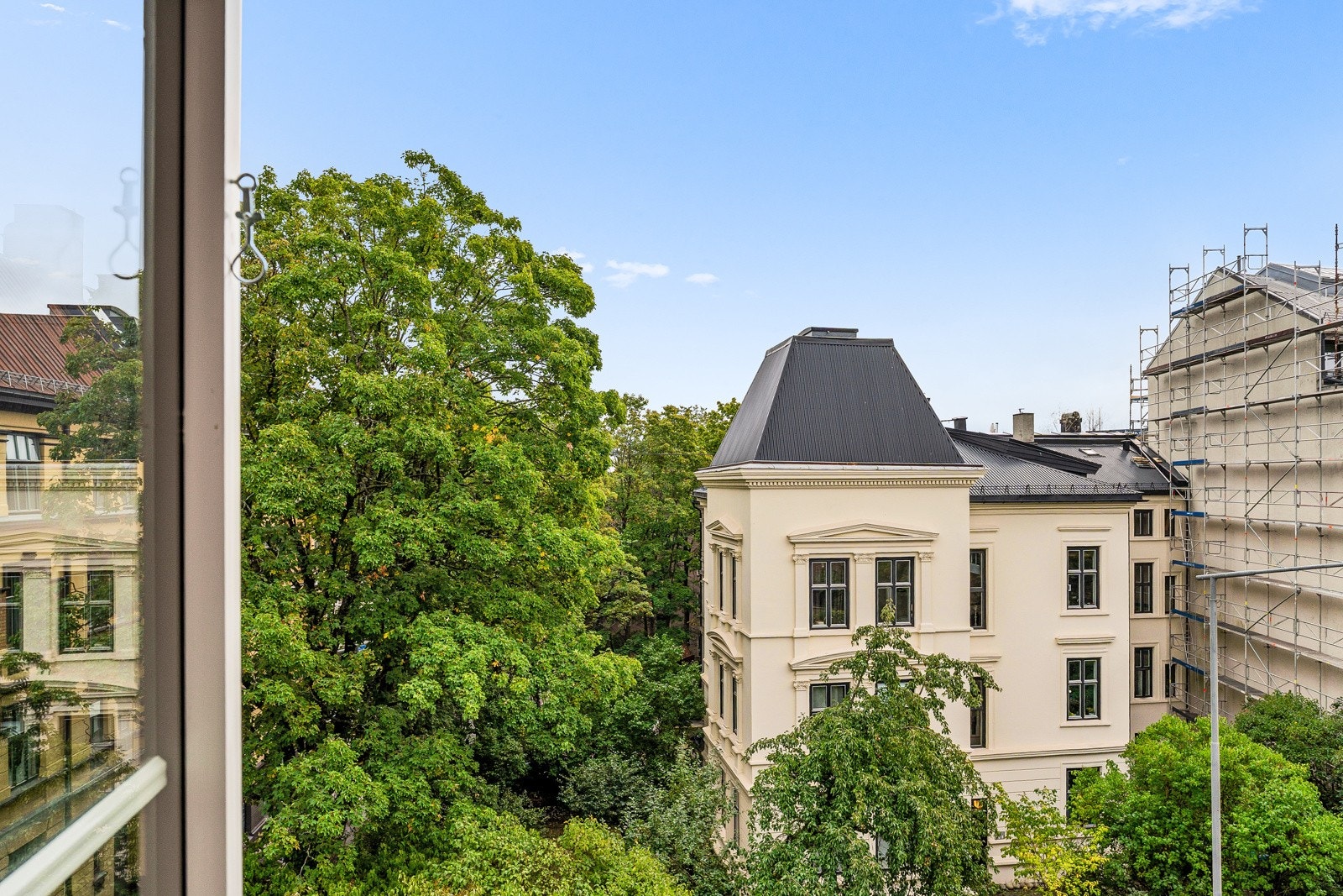 Fra leilighetens vinduer vil du oppleve et grønt utsyn med lite innsyn. Galleribilde