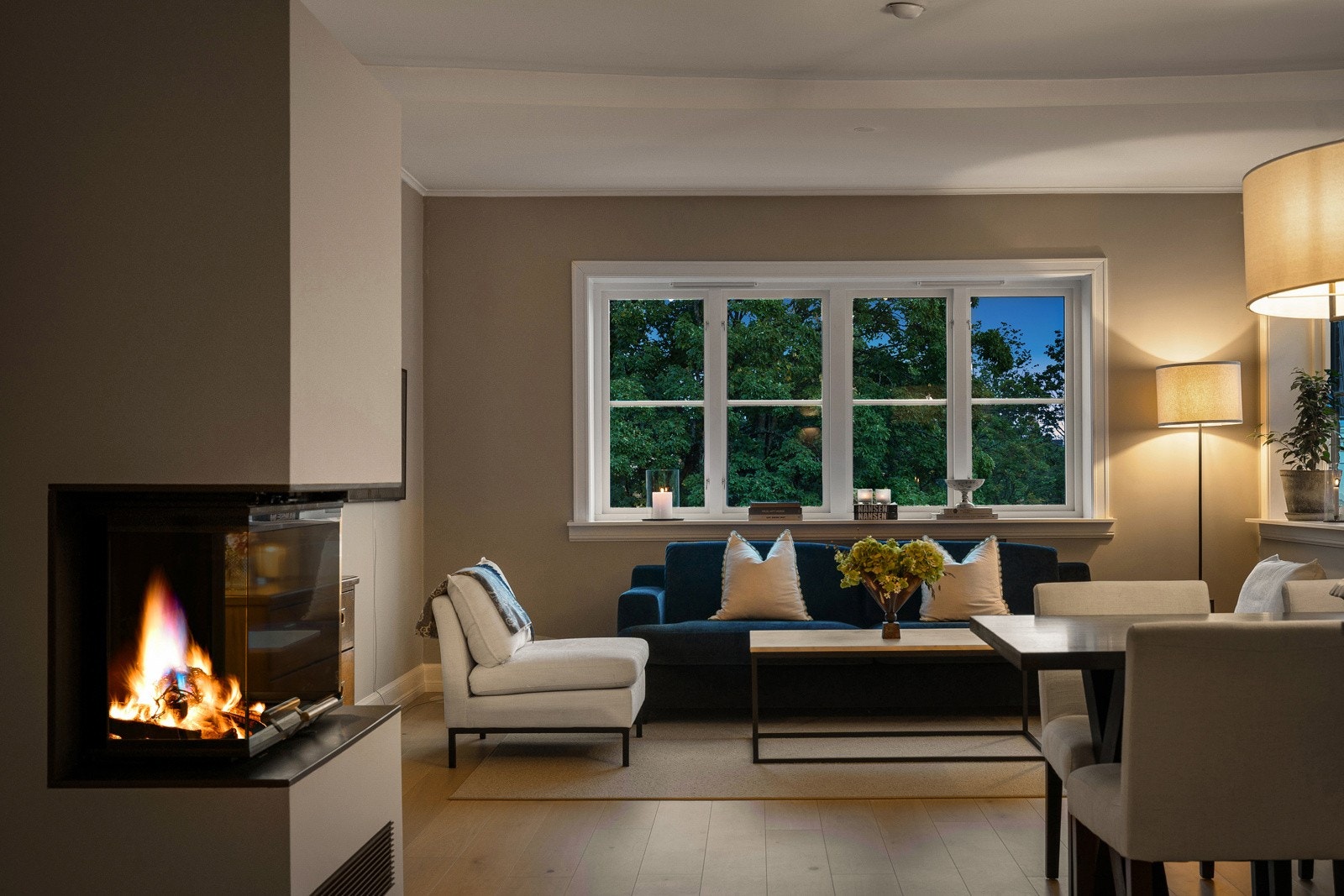 Sjarmerende peis som varmer godt på kalde dager. Galleribilde