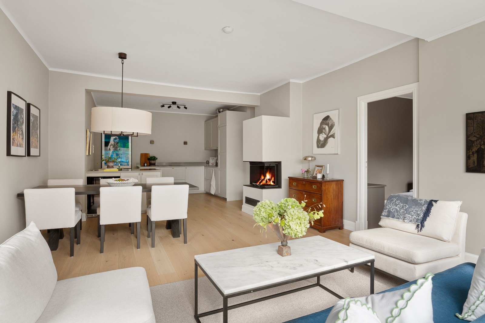 Den lyse og luftige planløsningen sørger for en god atmosfære i hele boligen. Galleribilde