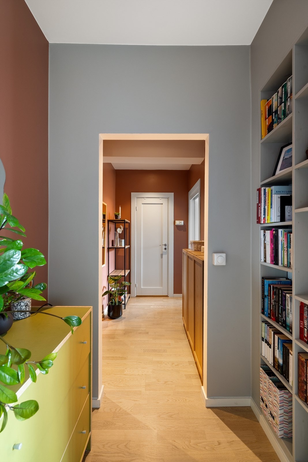 Gang med plass for oppbevaring Galleribilde