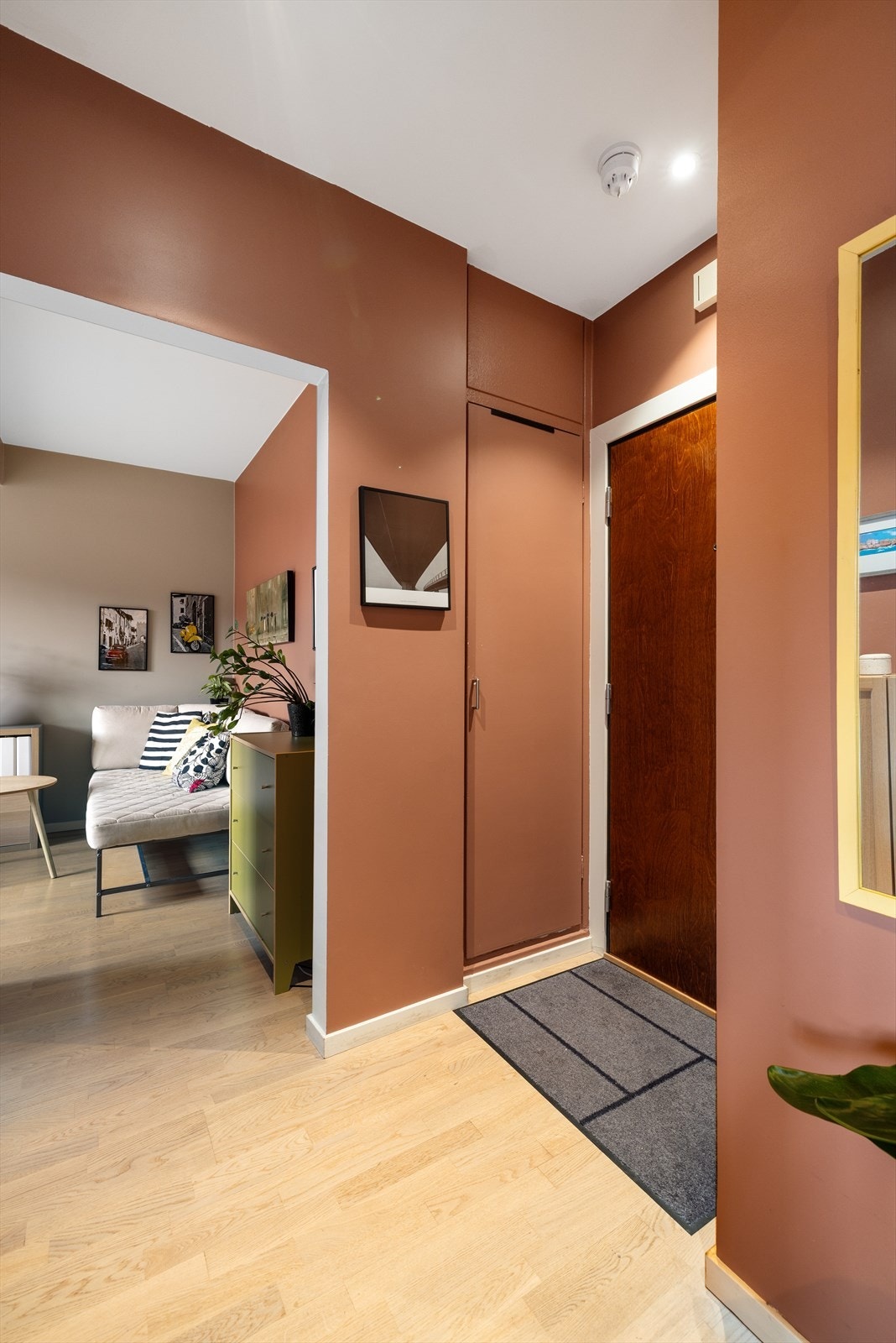 Romslig entré Galleribilde