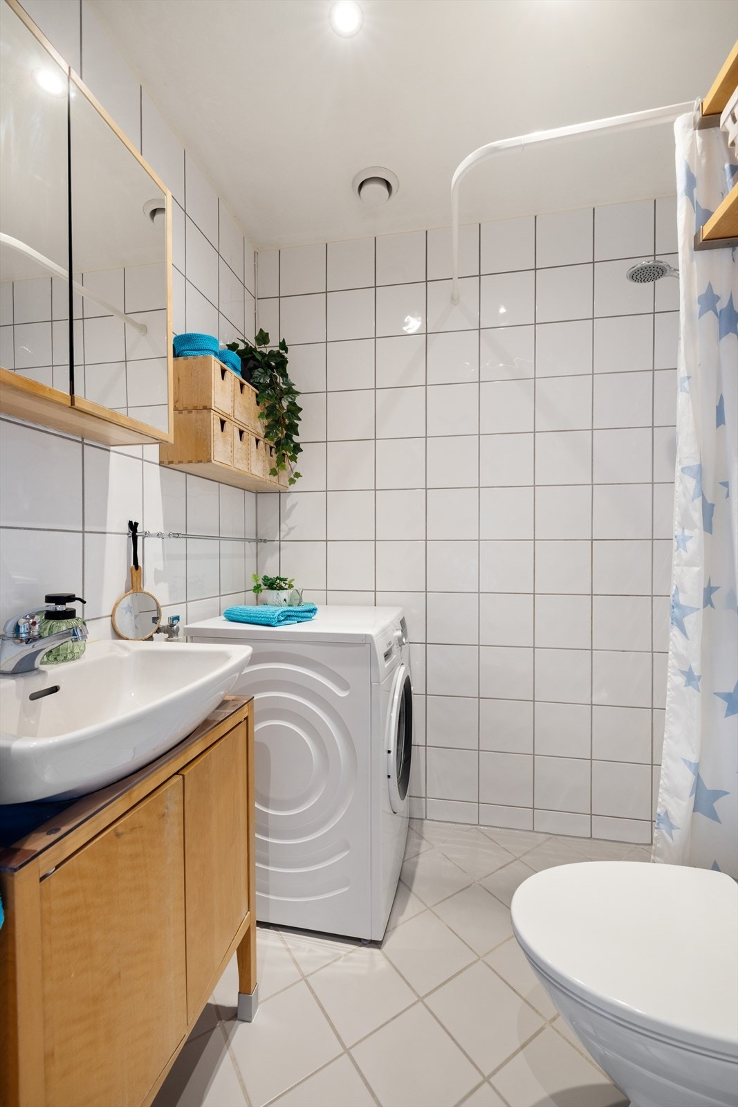 Et lyst og pent bad med alt du måtte trenge Galleribilde